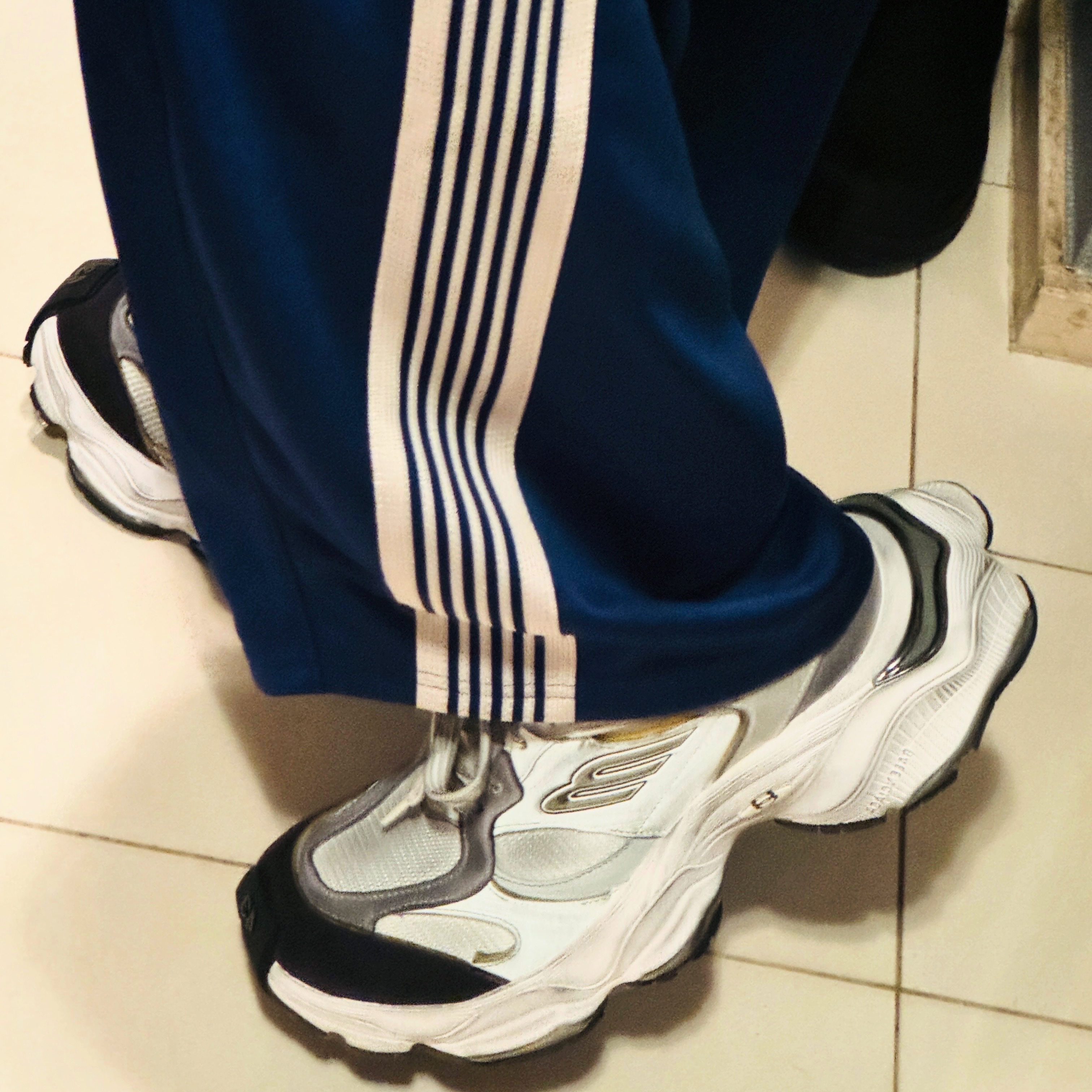 Balenciaga Cargo Sneakers White Grey, Balenciaga 3XL Sneakers White Red 착용 스타일 - 4
