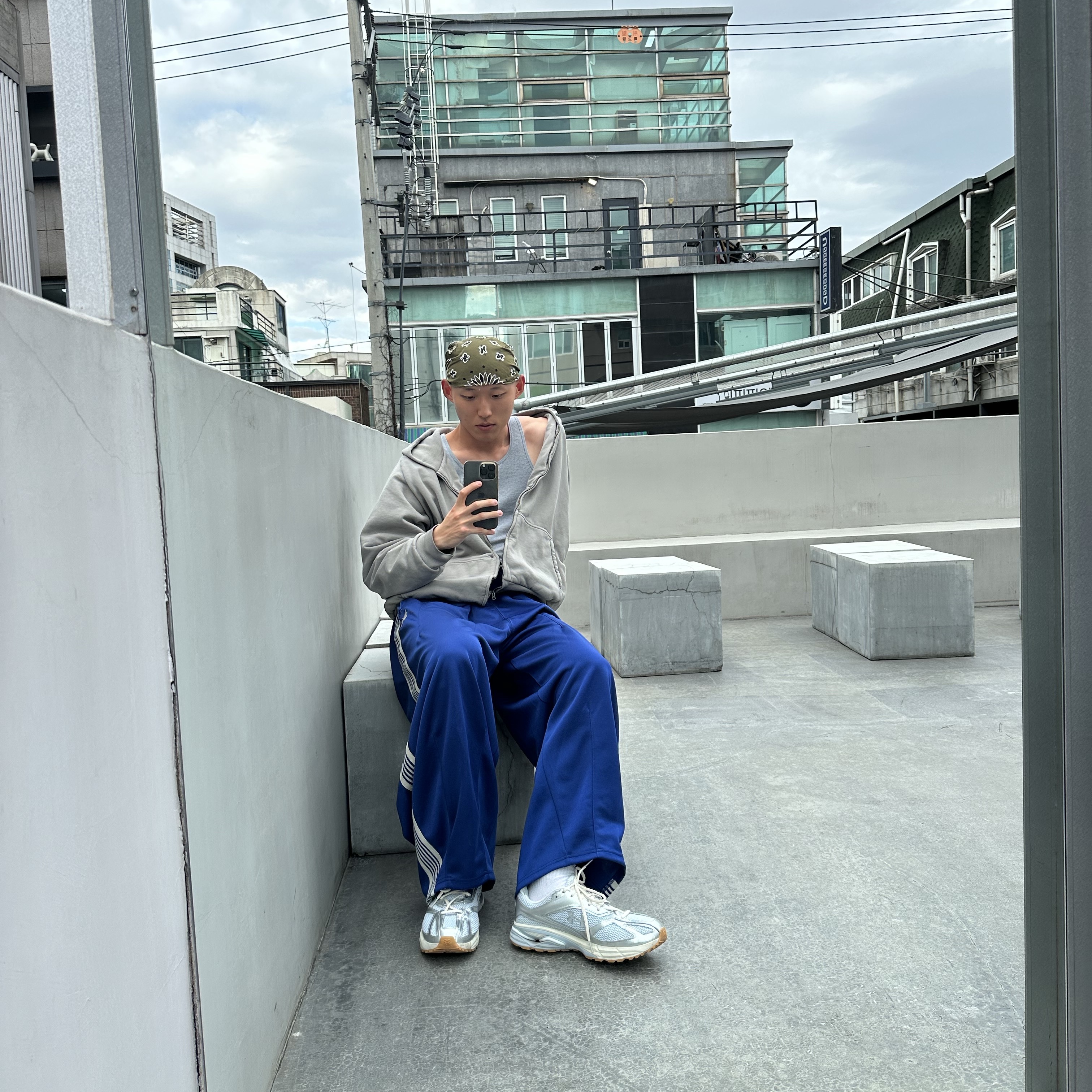 Needles H.D. Track Pants Poly Smooth Royal, Yeezy YZY Zip-Up Hoodie Grey 착용 스타일