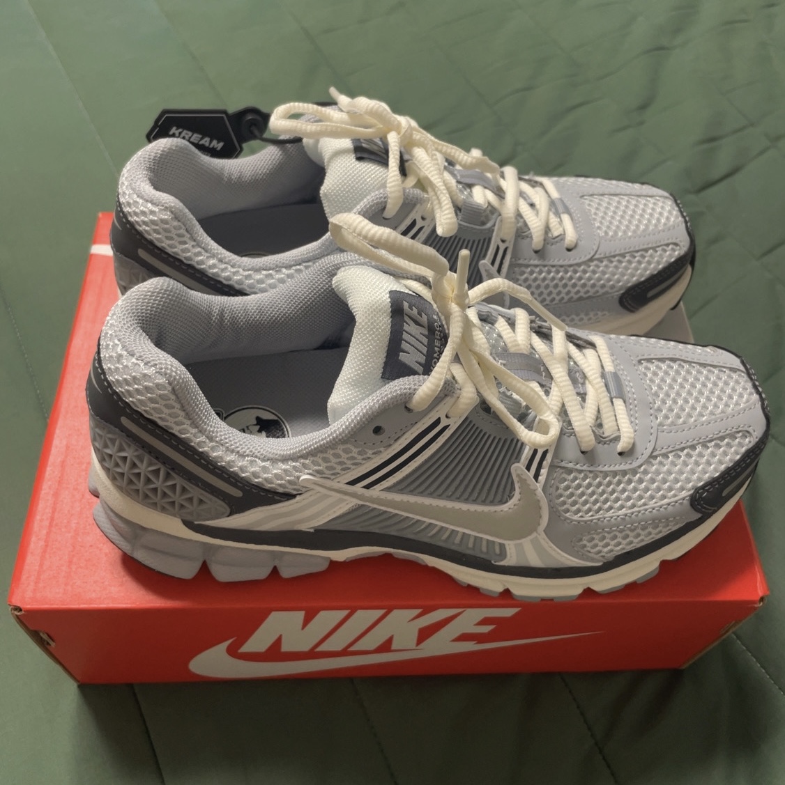 (W) Nike Zoom Vomero 5 Pure Platinum Metallic Silver 착용 스타일
