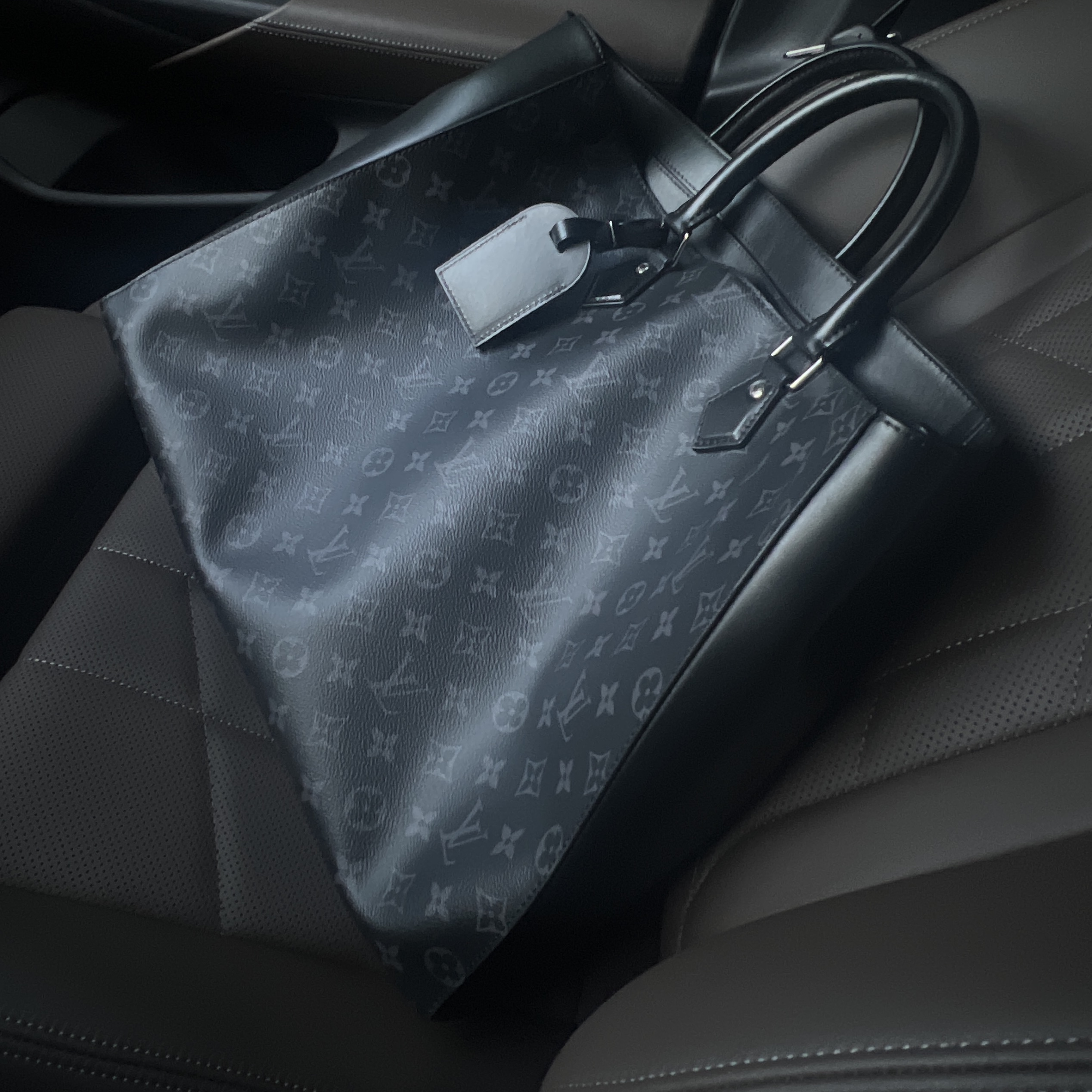 Louis Vuitton Grand Sac Monogram Eclipse 착용 스타일