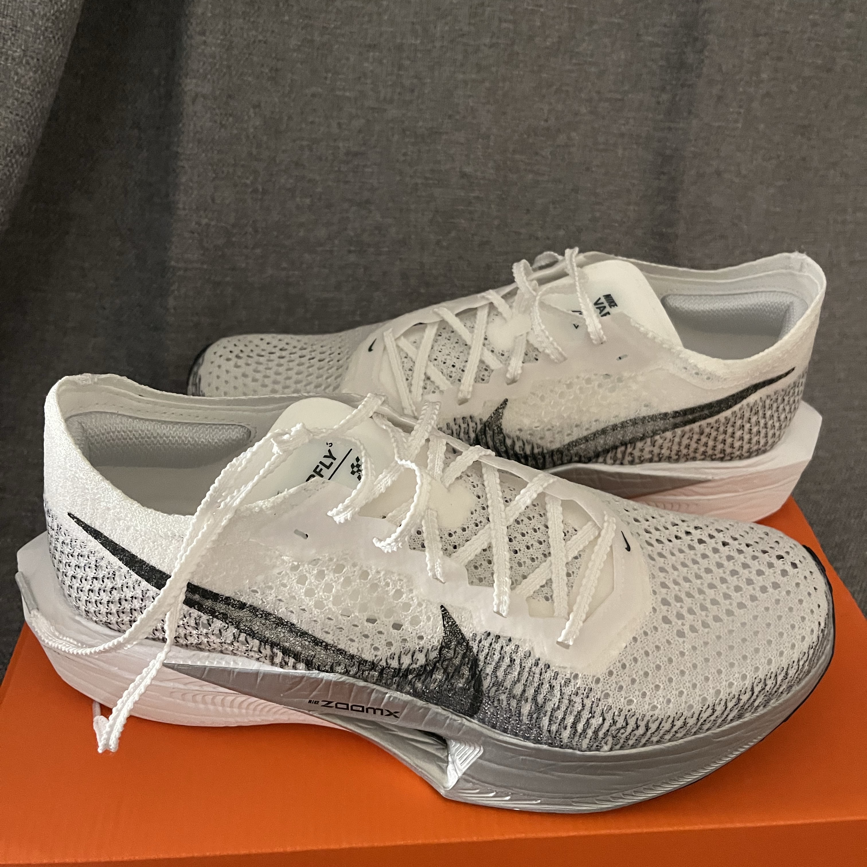 Nike ZoomX Vaporfly Next% 3 White Grey 착용 스타일 - 2
