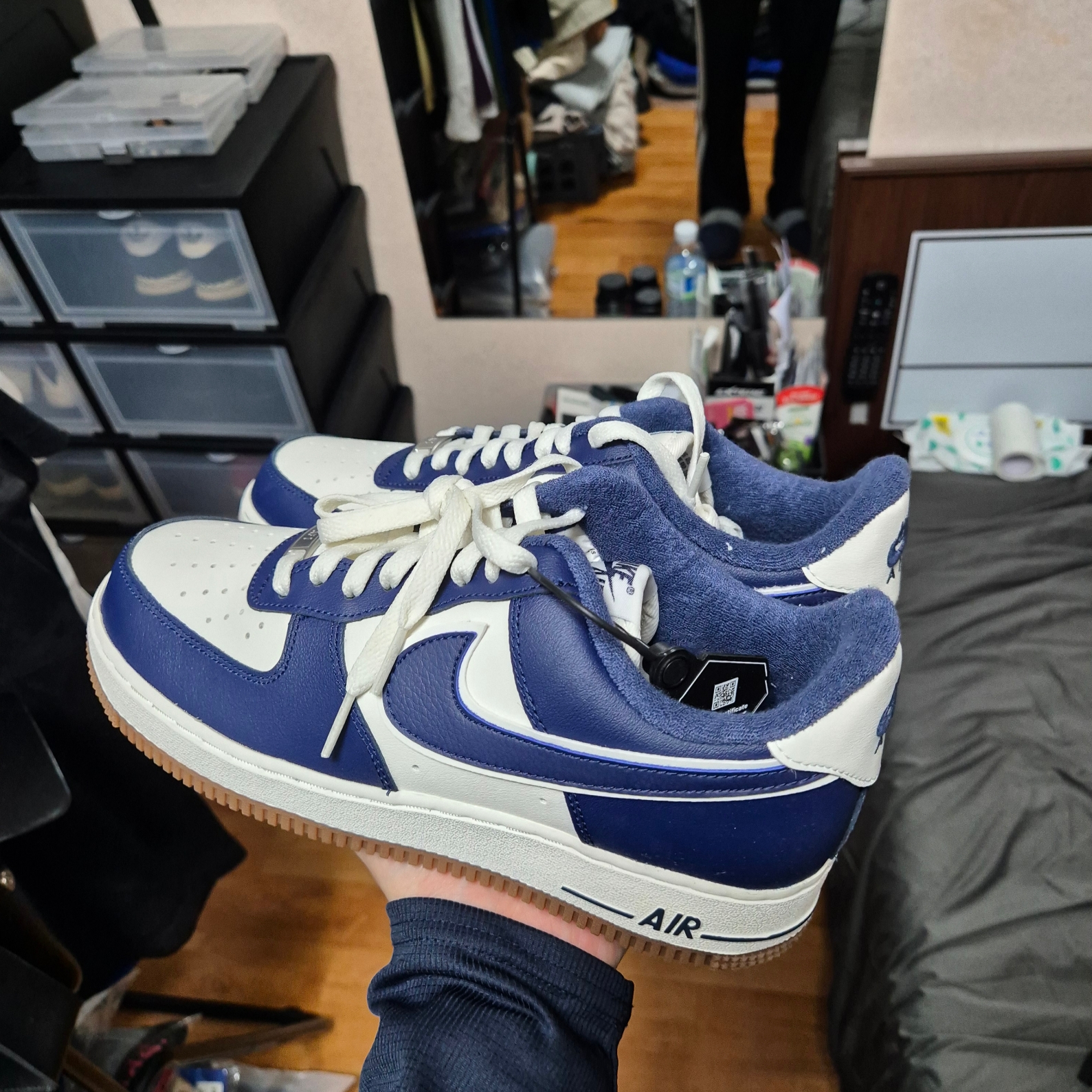 Nike Air Force 1 '07 LV8 Midnight Navy 착용 스타일
