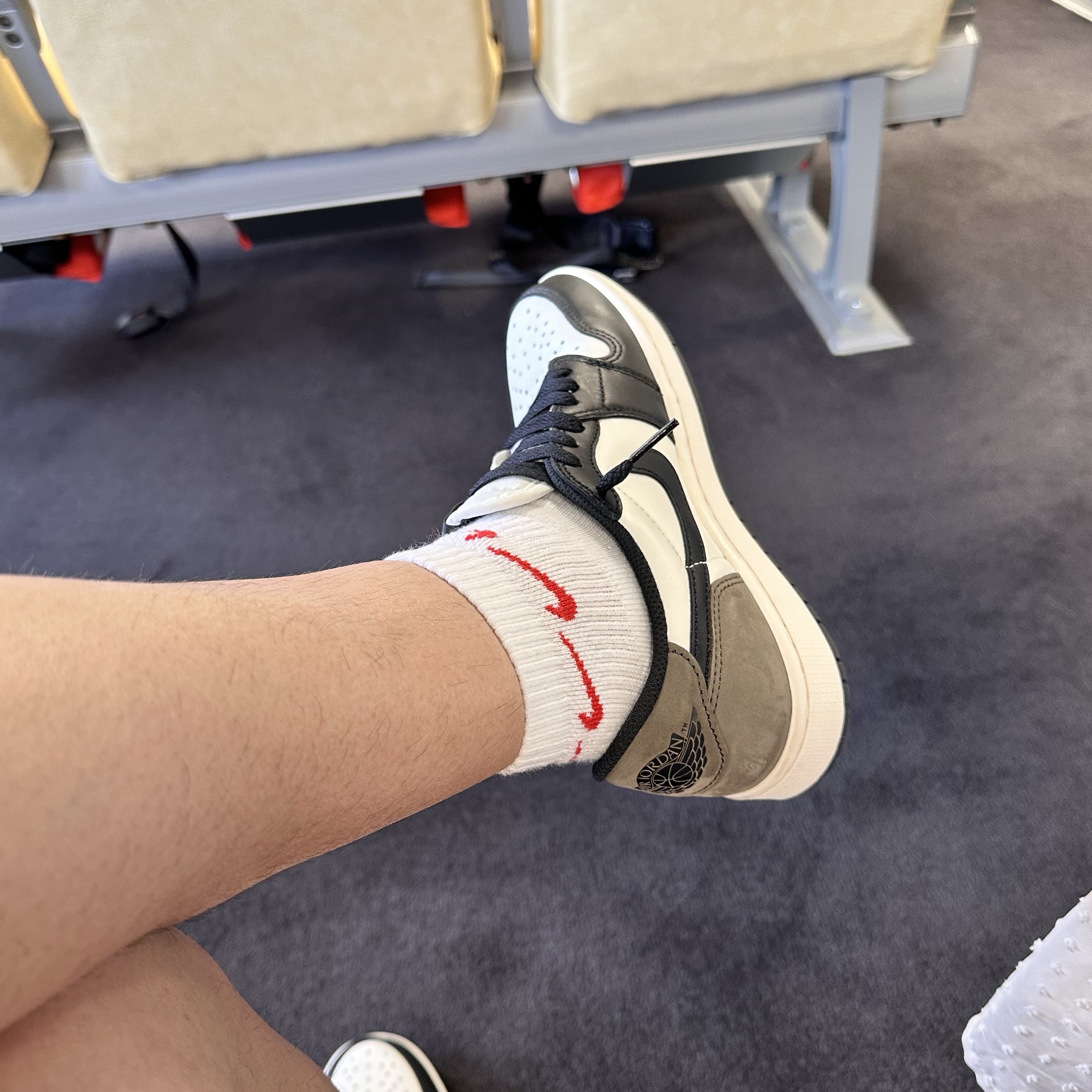 (W) Hoka Bondi 8 Black - Regular, Jordan 1 Retro Low OG Mocha 착용 스타일 - 2