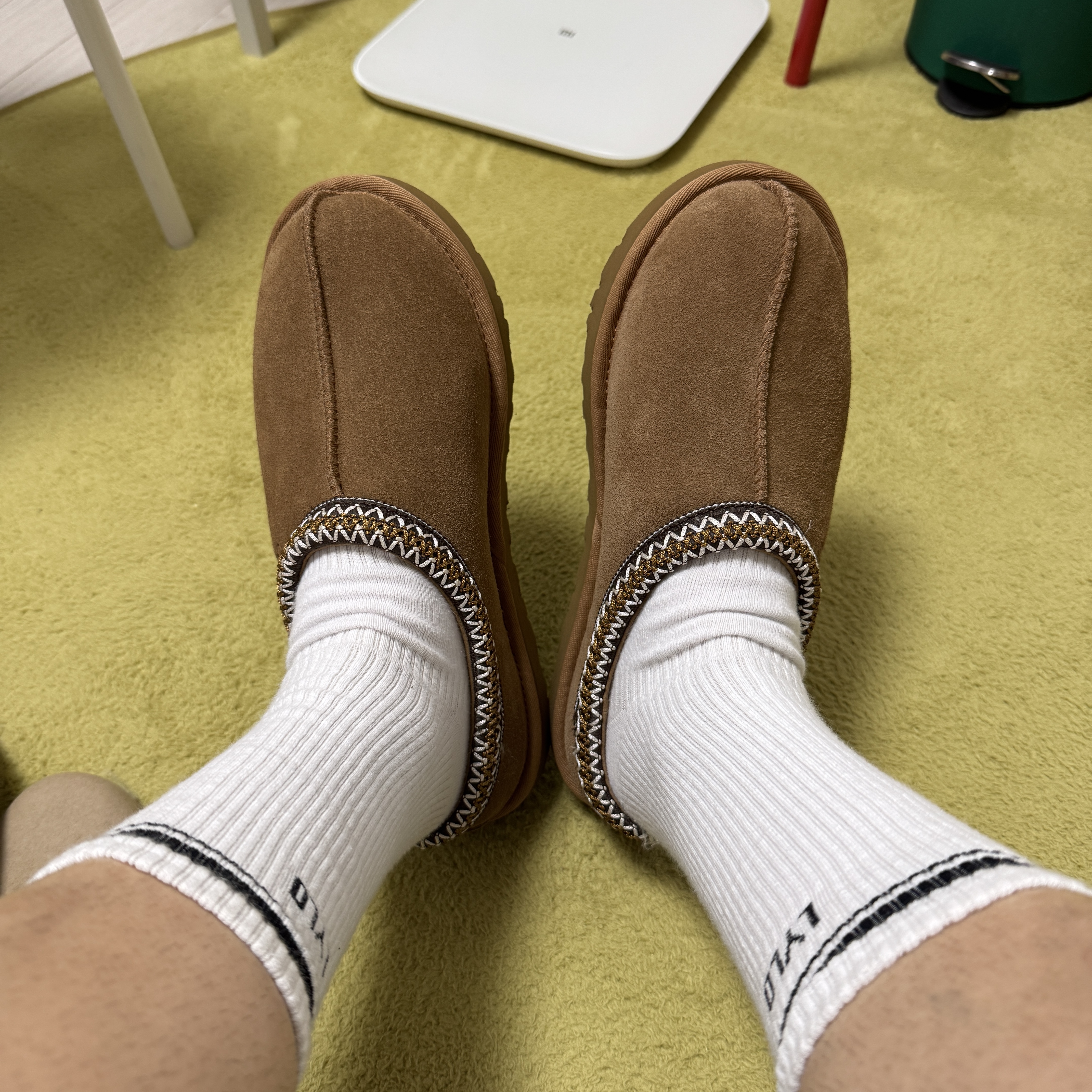UGG Tasman Slipper Chestnut 착용 스타일 - 4