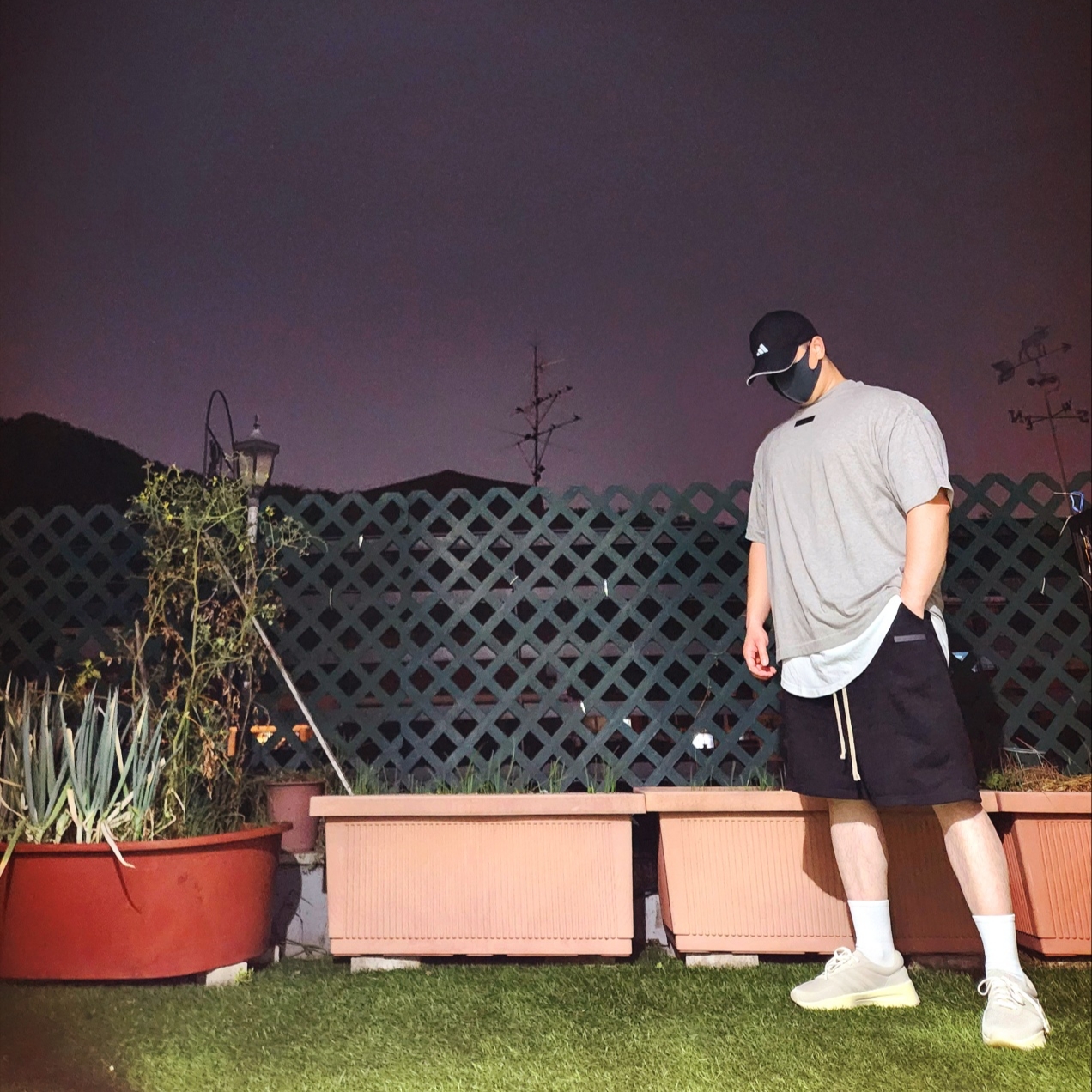 Essentials SS T-Shirt Dark Heather Oatmeal - 24SS, Adidas x Fear of God Athletics Los Angeles Runner Sesame 착용 스타일 - 1