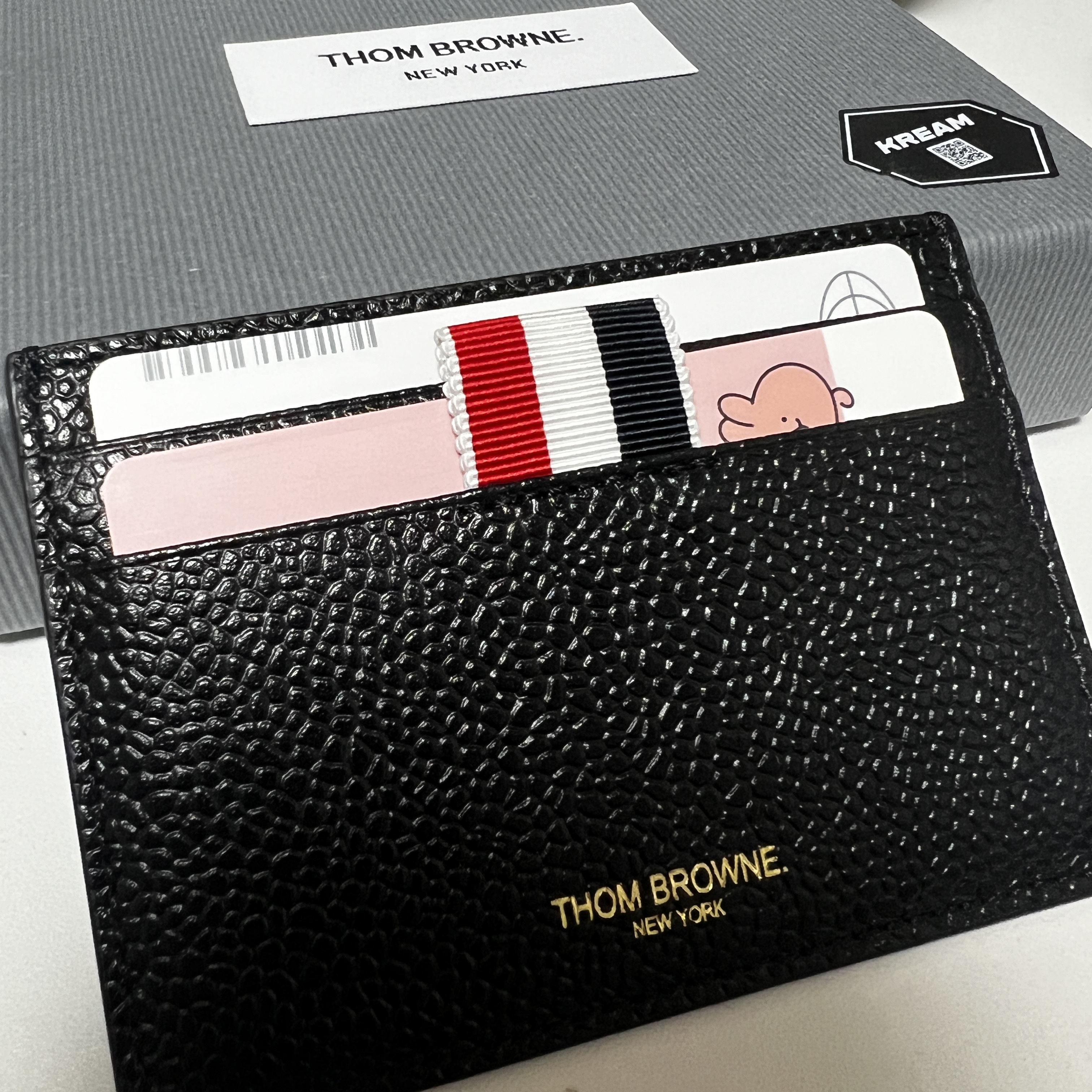Thom Browne Pebble Grain Leather Stripe Single Card Holder Black 착용 스타일