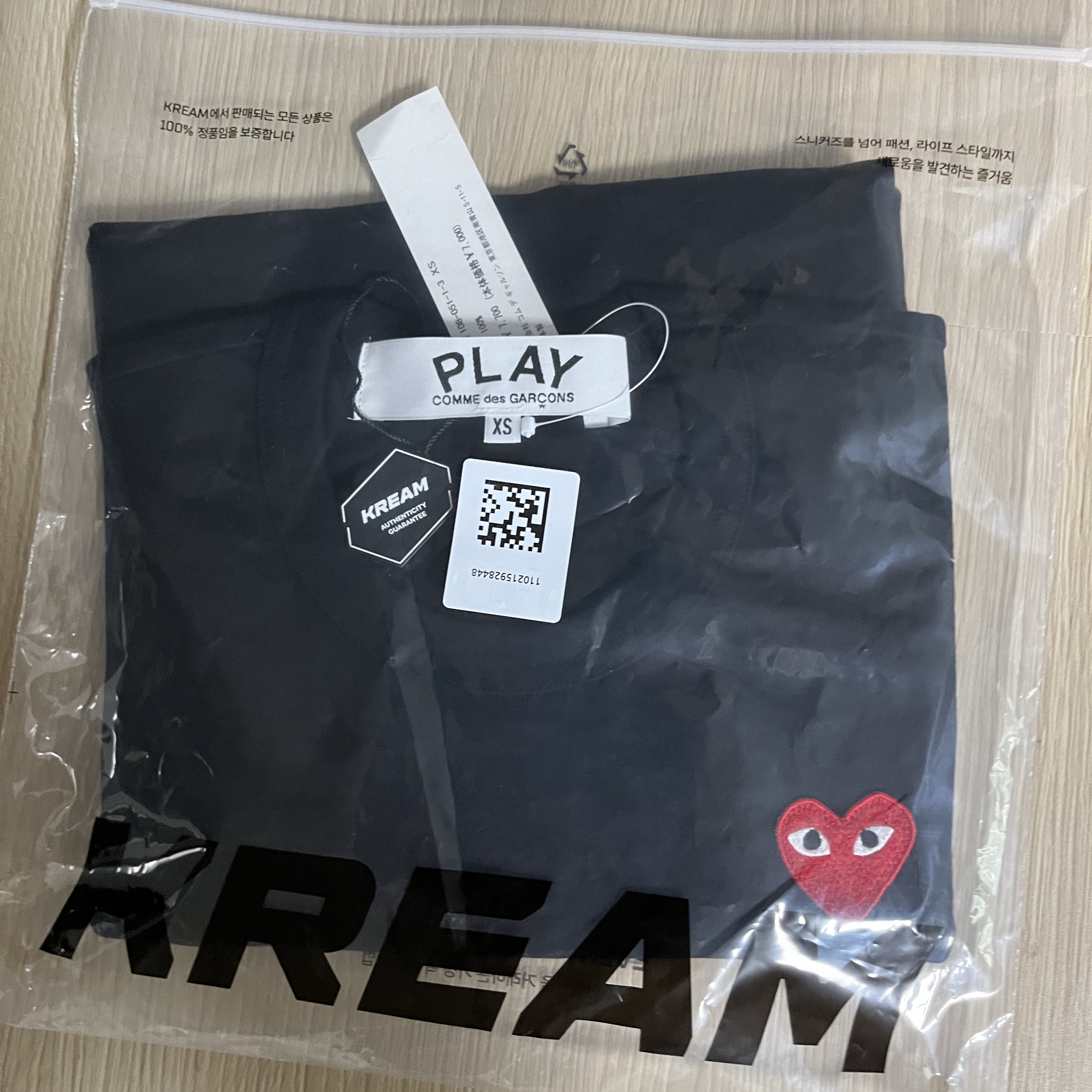 Play Comme des Garcons Red Heart T-Shirt Black 착용 스타일 - 2