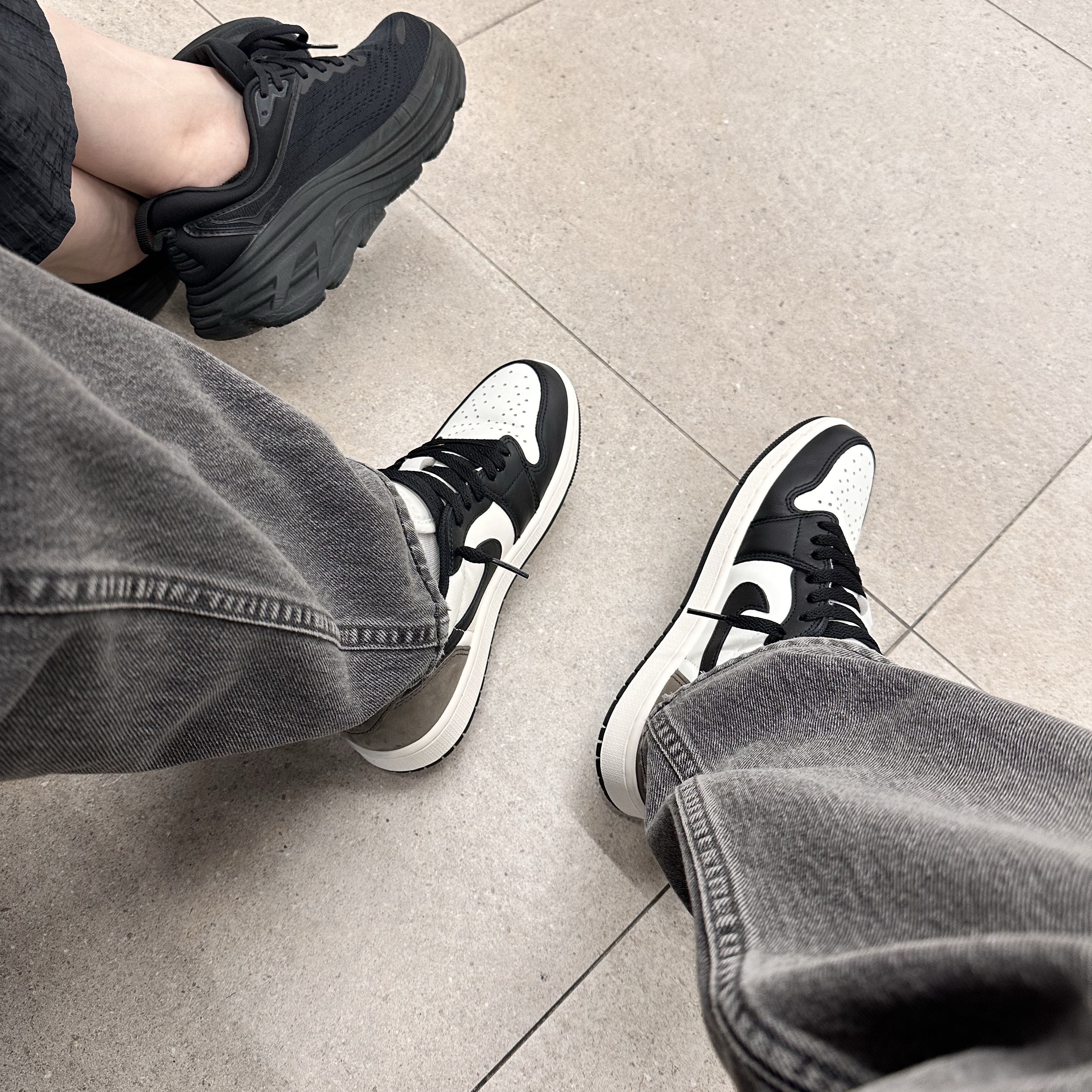 (W) Hoka Bondi 8 Black - Regular, Jordan 1 Retro Low OG Mocha 착용 스타일 - 1