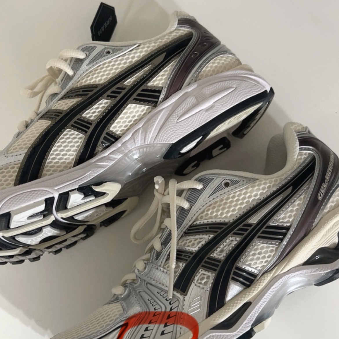 Asics Gel-Kayano 14 Cream Black 착용 스타일 - 1