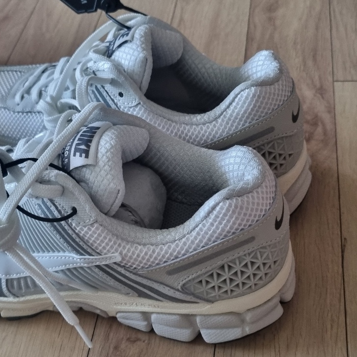 Nike Zoom Vomero 5 Platinum Tint Photon Dust 착용 스타일