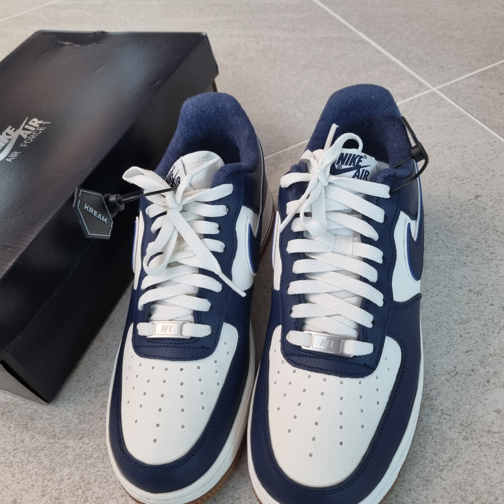 Nike Air Force 1 '07 LV8 Midnight Navy 착용 스타일 - 2