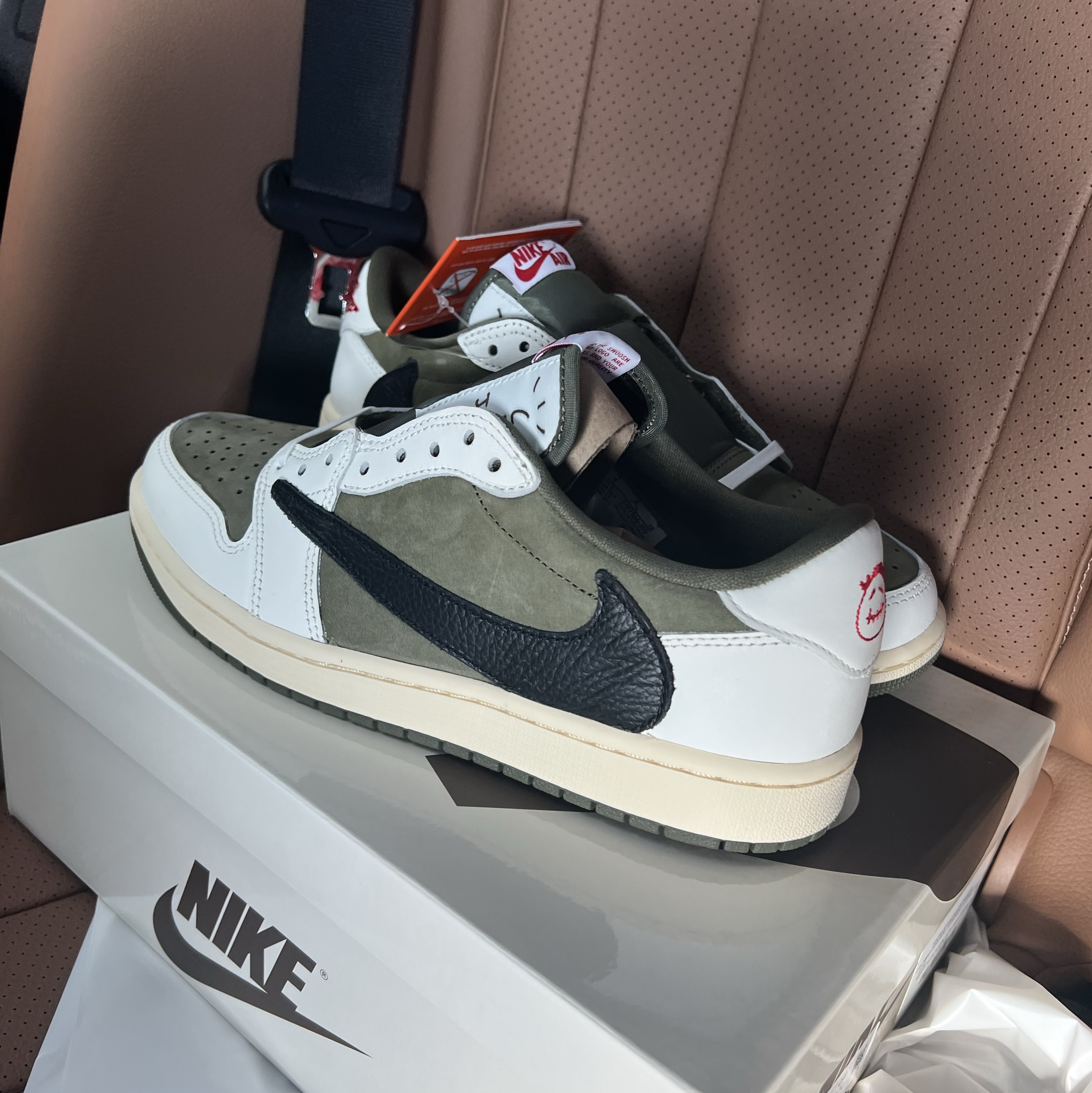 Jordan 1 x Travis Scott Retro Low OG SP Reverse Olive 착용 스타일 - 2