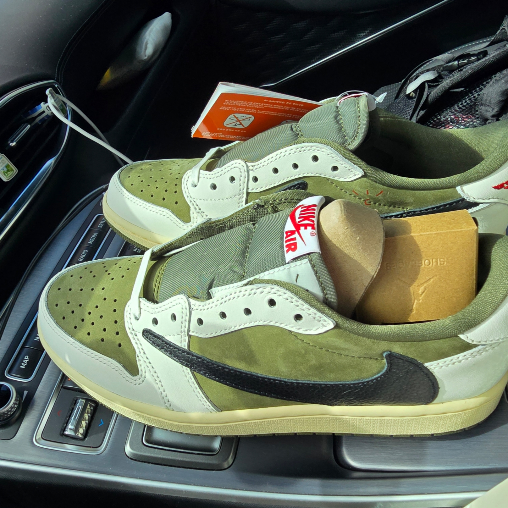 Jordan 1 x Travis Scott Retro Low OG SP Reverse Olive 착용 스타일 - 3