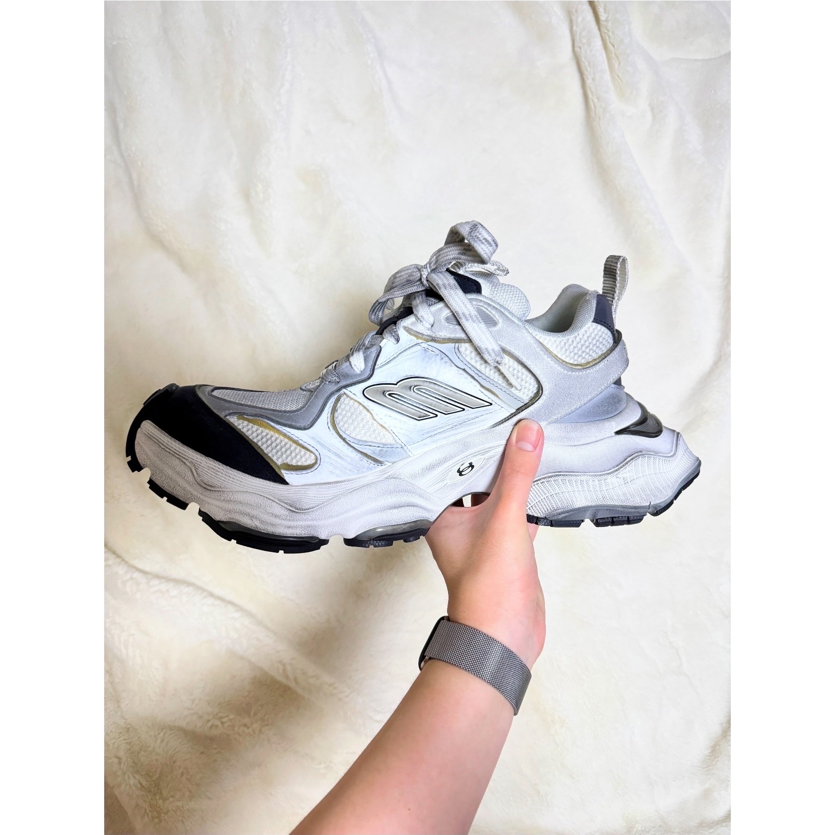 Balenciaga Cargo Sneakers White Grey, Balenciaga 3XL Sneakers White Red 착용 스타일 - 2