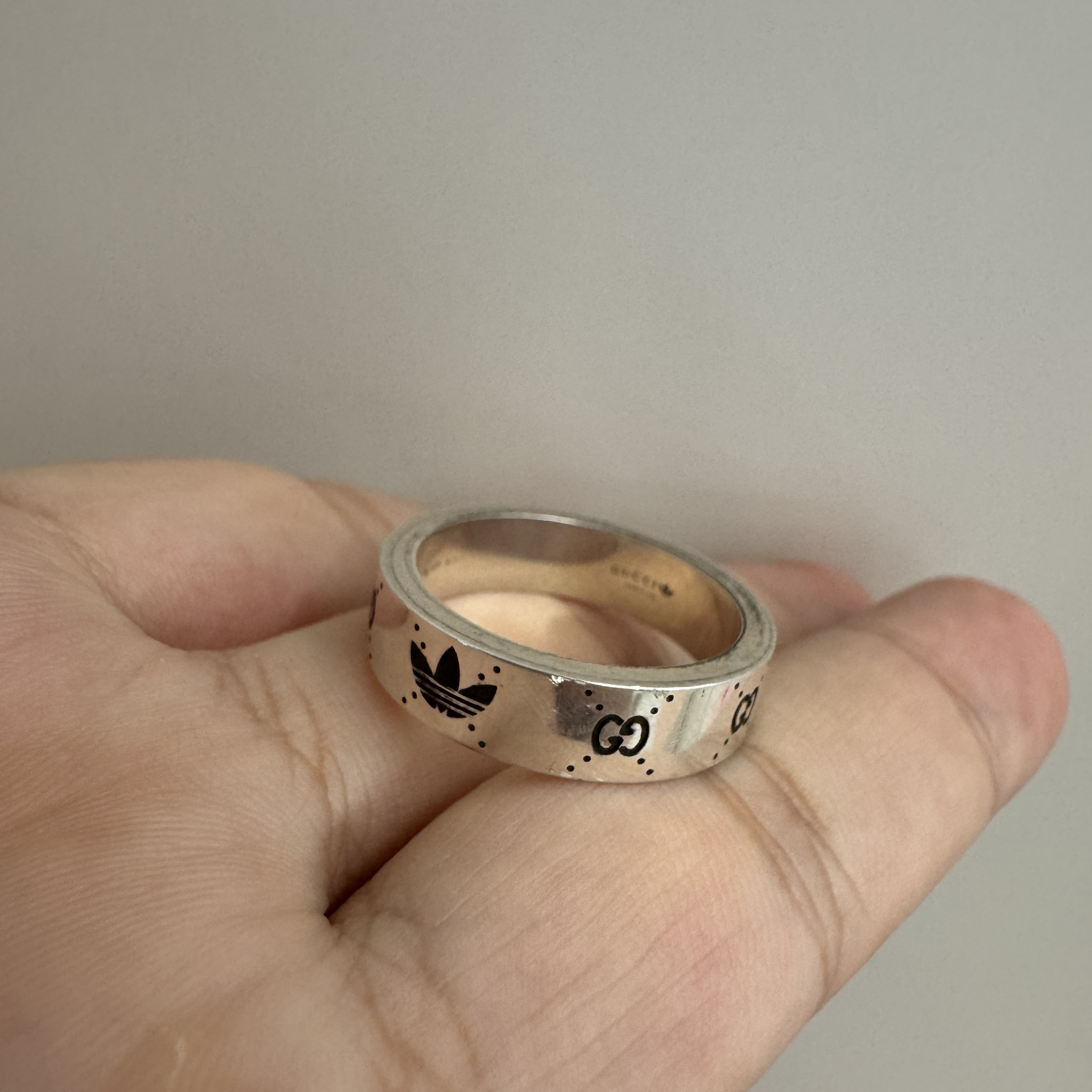 Gucci x Adidas Interlocking G Ring Silver 착용 스타일