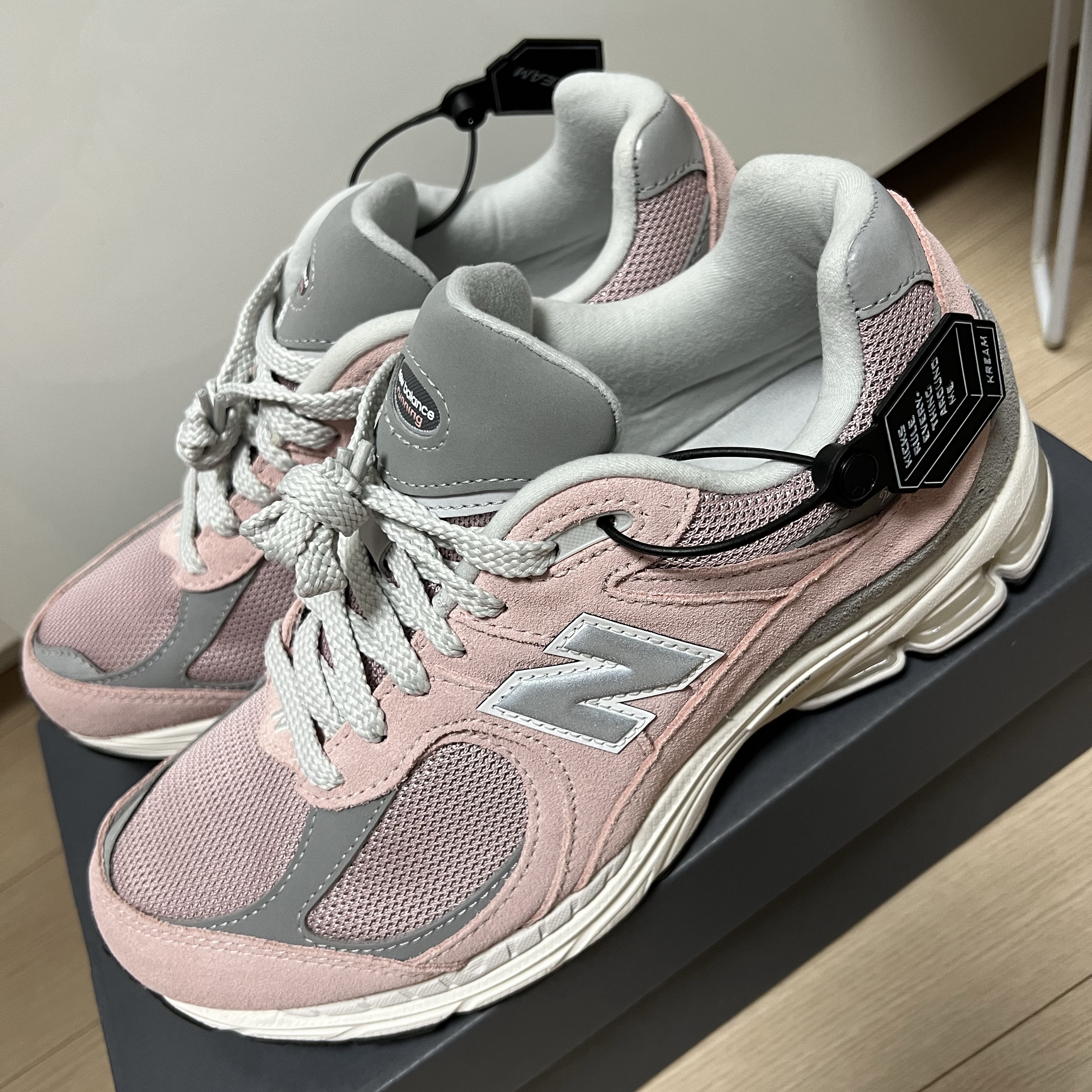 New Balance 2002R Orb Pink 착용 스타일 - 2