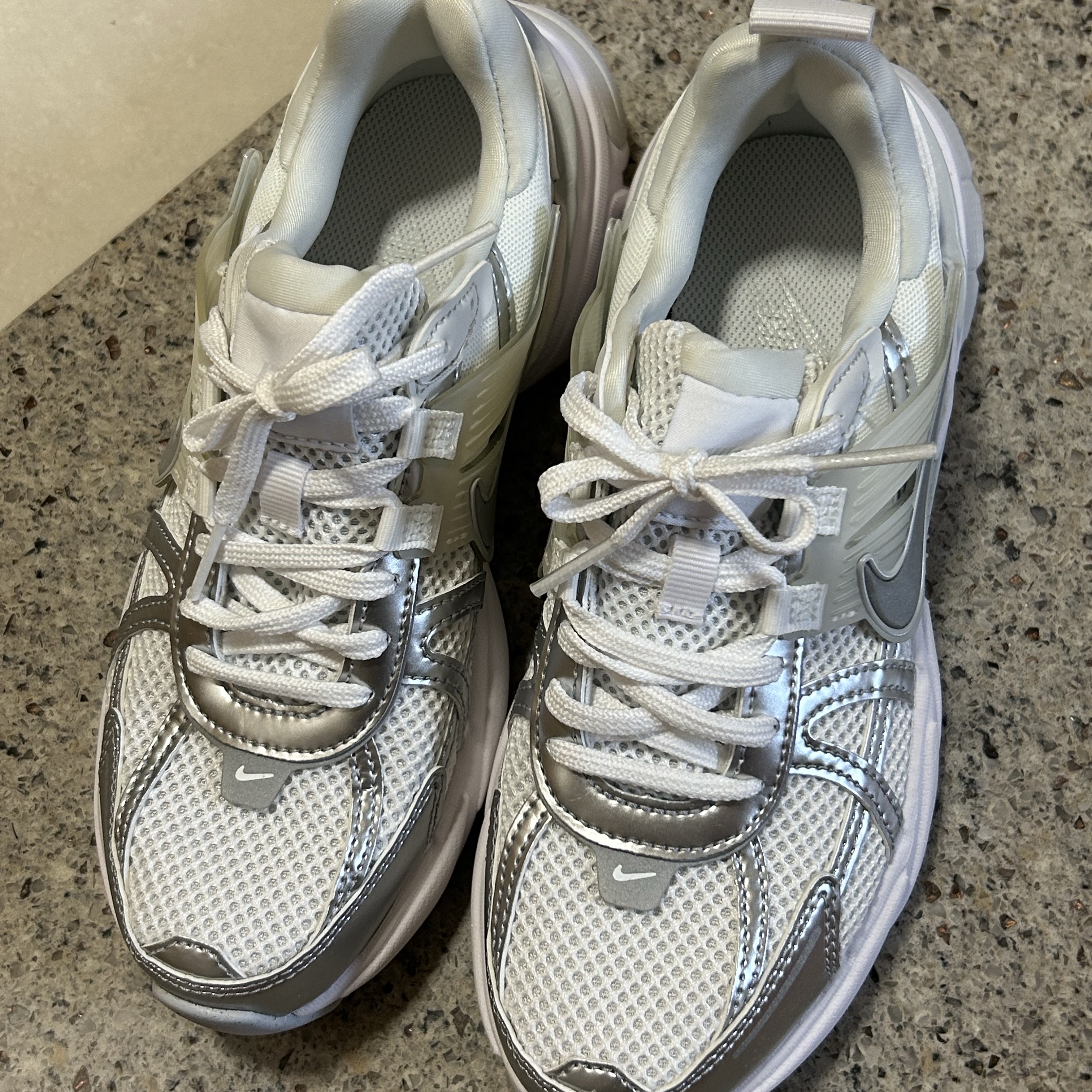 Nike V2K Run Metallic Silver White 착용 스타일