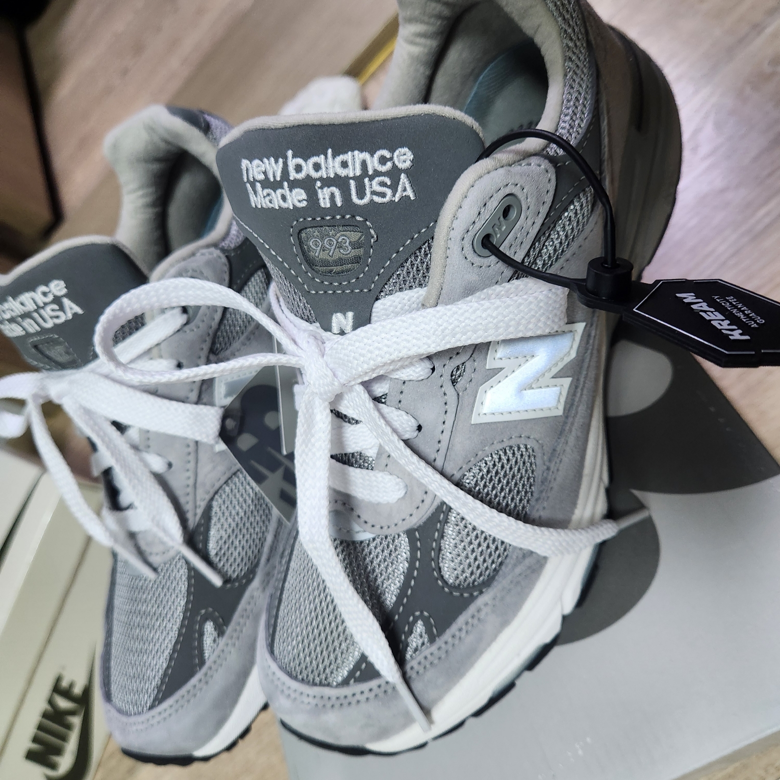 (W) New Balance 993 Made in USA Grey - B Standard 착용 스타일 - 2