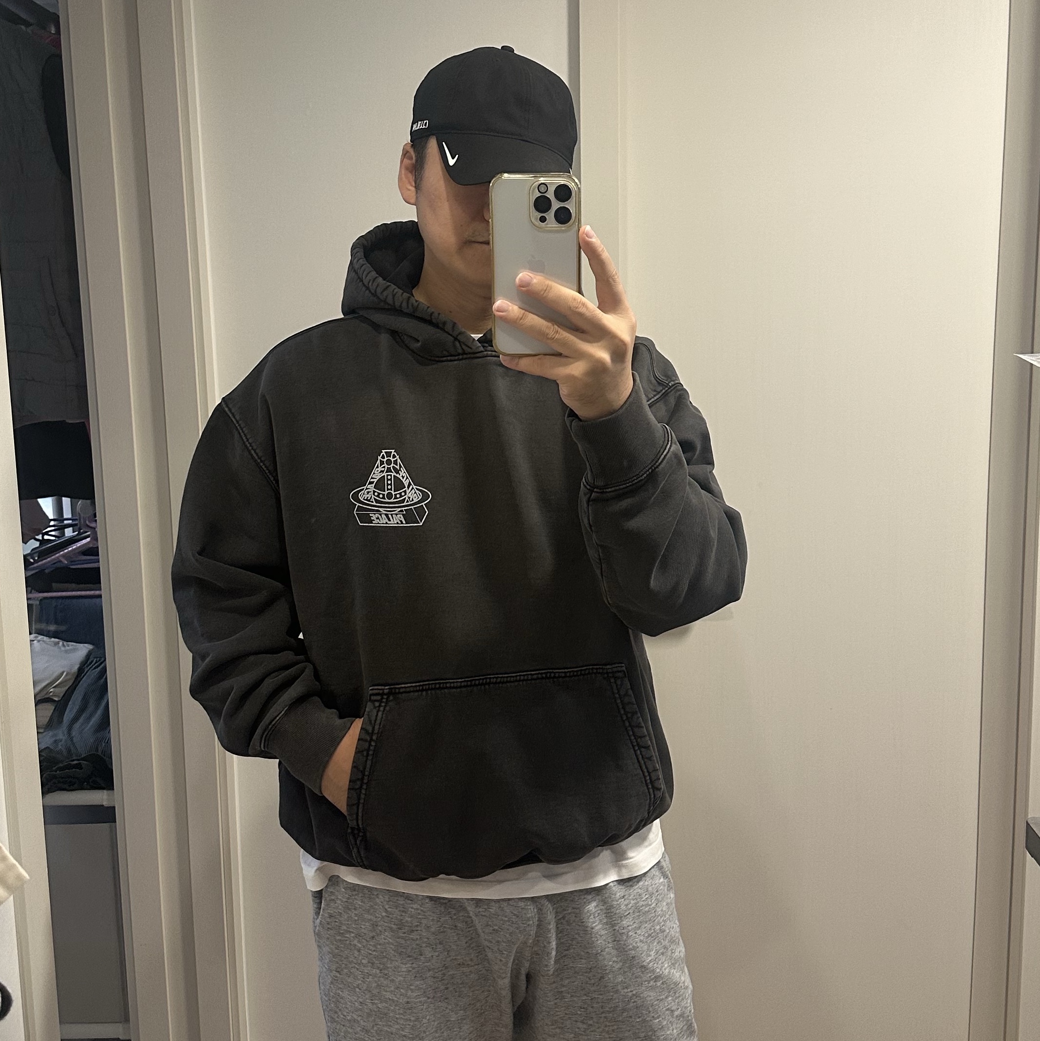 Palace x Vivienne Westwood Hood Black - 24FW 착용 스타일 - 1