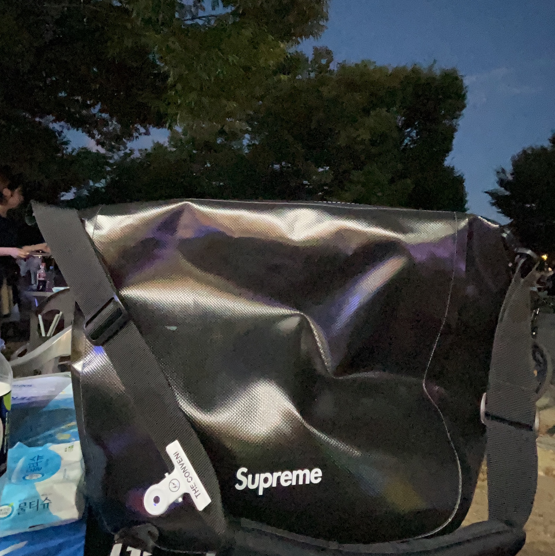 Supreme x Ortlieb Small Messenger Bag Black - 24SS, Peaceminusone x The Conveni Bulldog Clip White 착용 스타일
