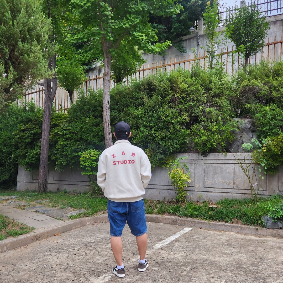 IAB Studio Half Zip-Up Oatmeal Burgundy, Jordan 1 Retro Low OG Mocha 착용 스타일 - 1