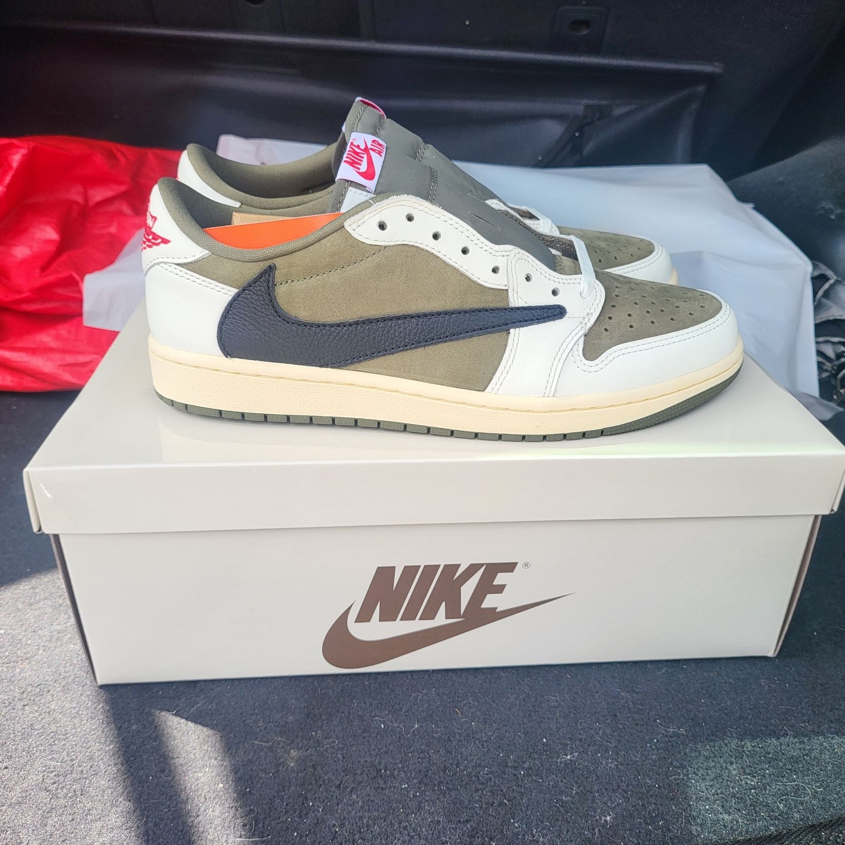 Jordan 1 x Travis Scott Retro Low OG SP Reverse Olive 착용 스타일 - 1