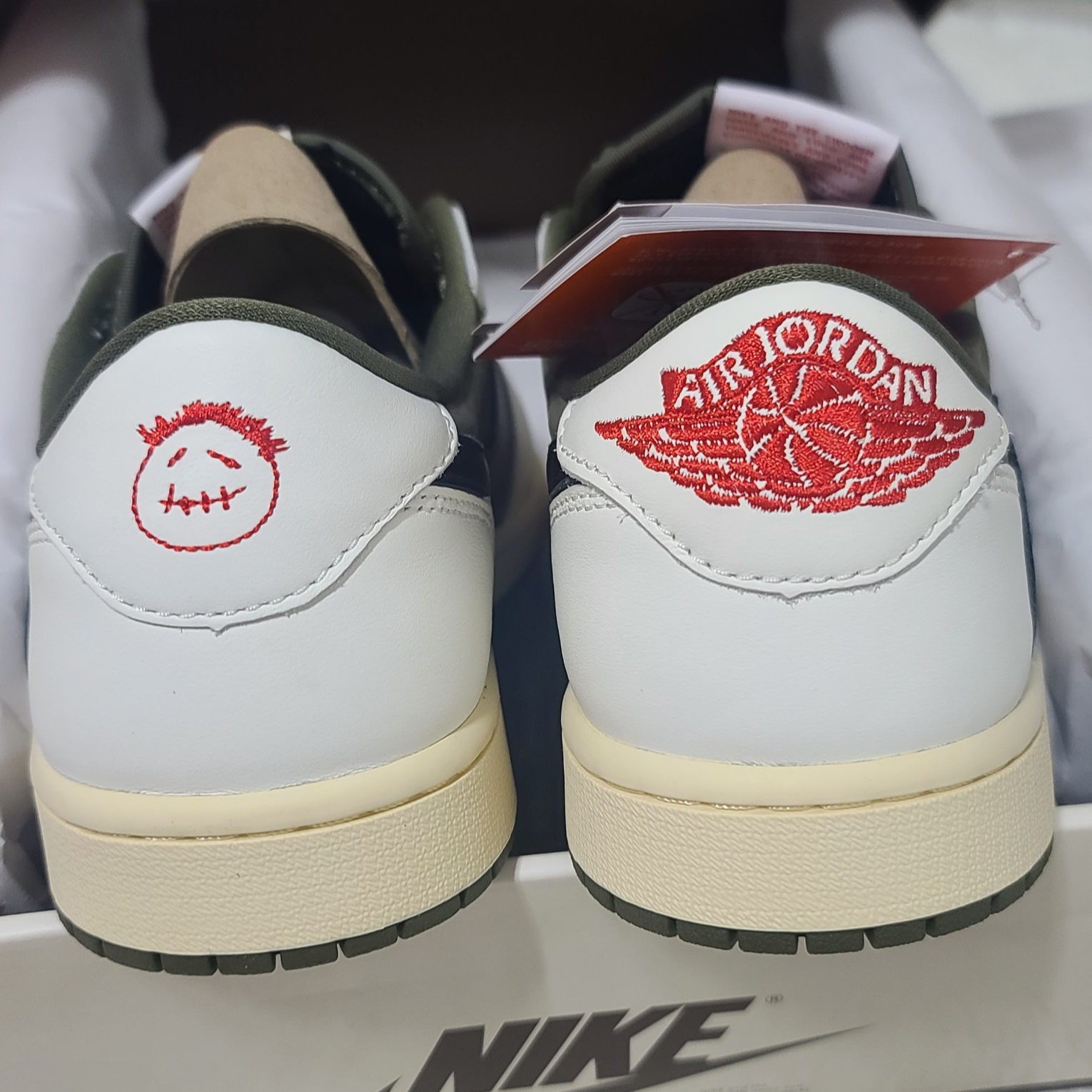 Jordan 1 x Travis Scott Retro Low OG SP Reverse Olive 착용 스타일 - 2