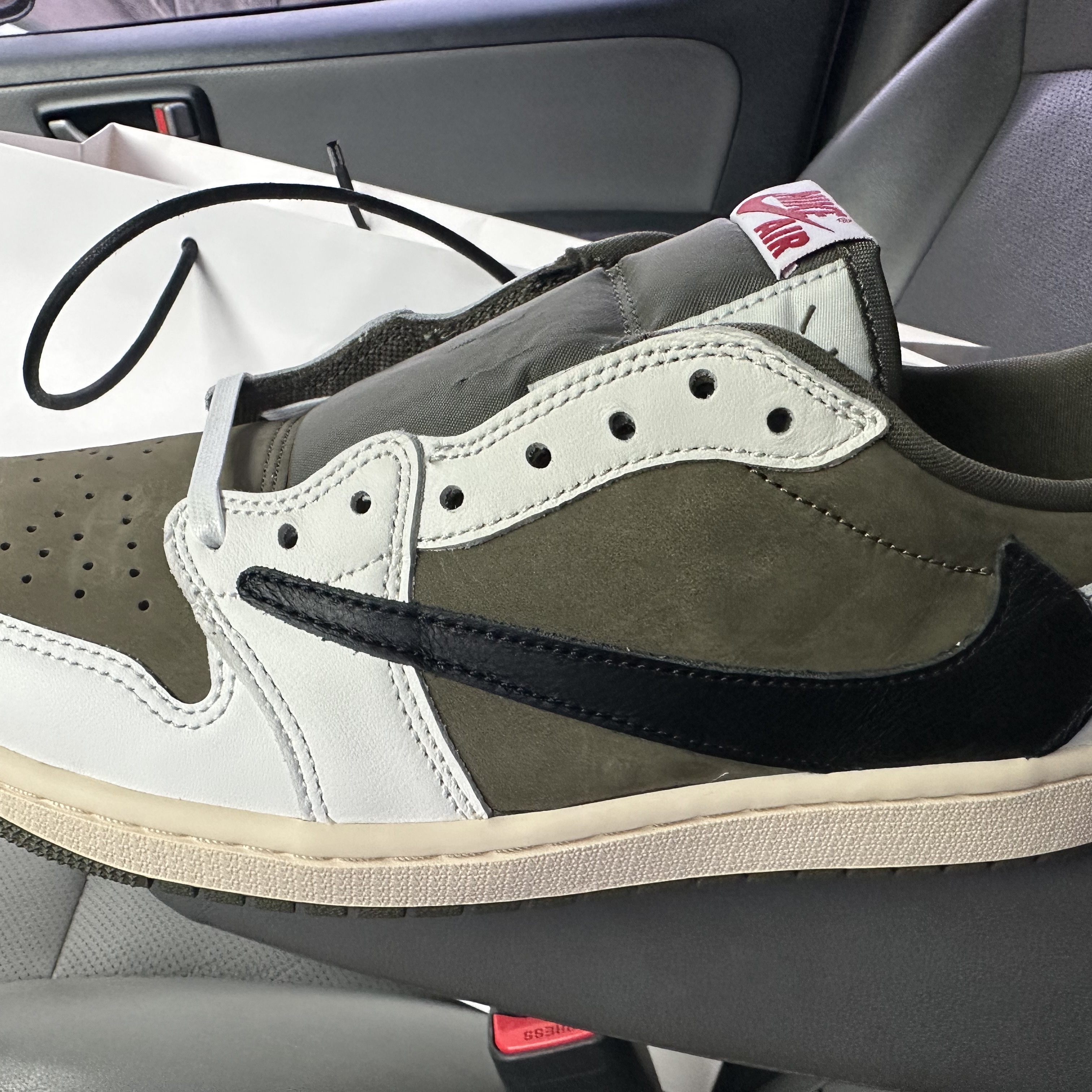Jordan 1 x Travis Scott Retro Low OG SP Reverse Olive 착용 스타일 - 3
