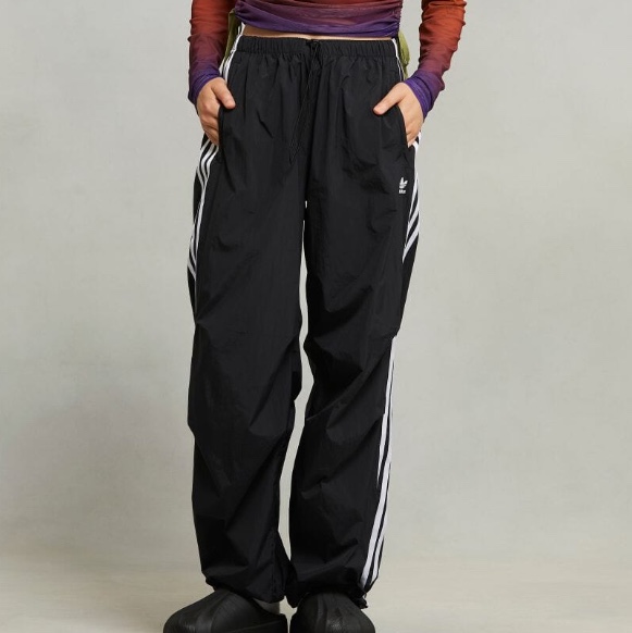 (W) Adidas 3-Stripes Woven Parachute Pants Black - US Sizing, (W) Adidas 3-Stripes Woven Parachute Pants Black - KR Sizing 착용 스타일 - 1