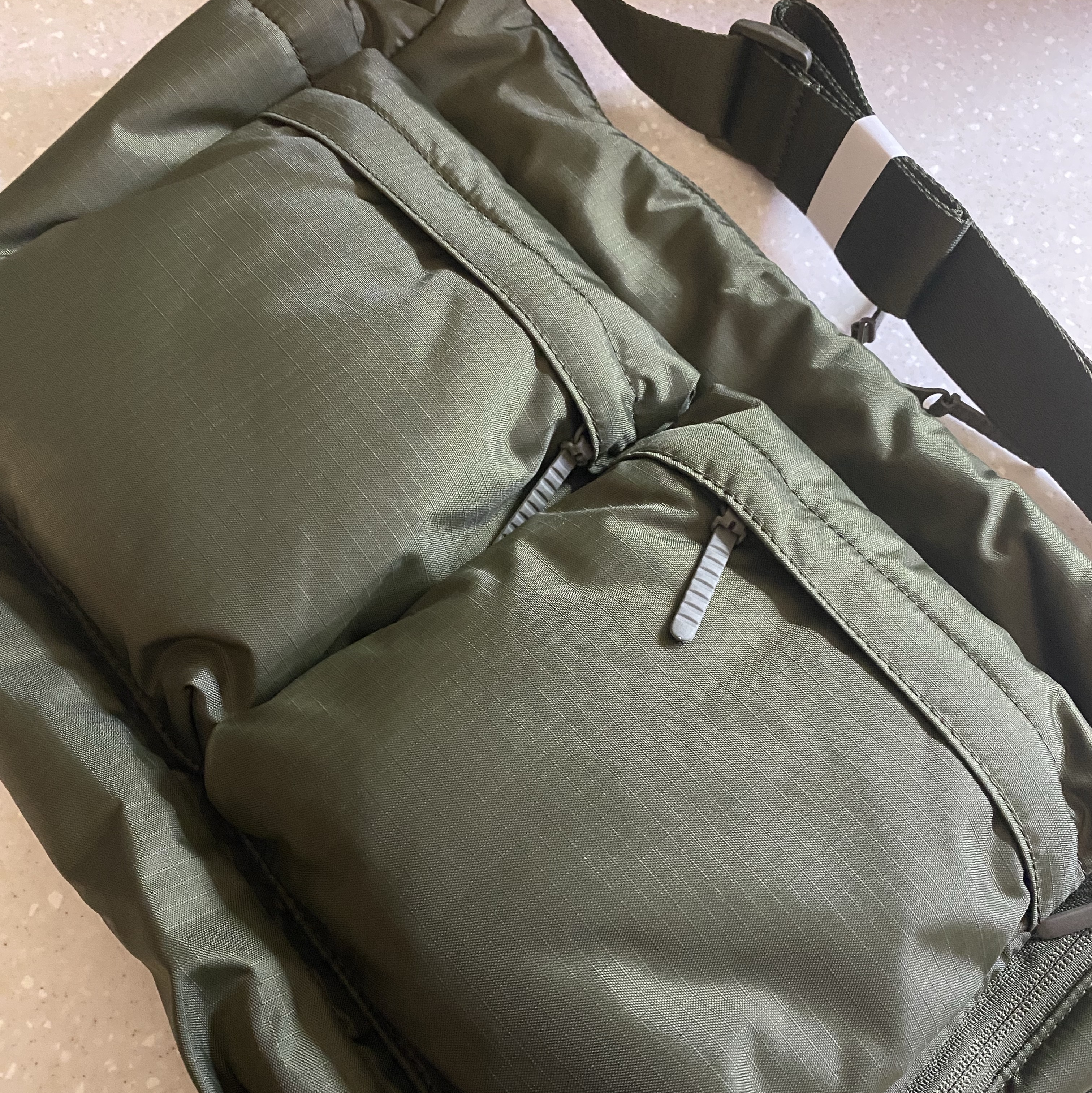 Uniqlo Multi Pocket Shoulder Bag Olive 착용 스타일
