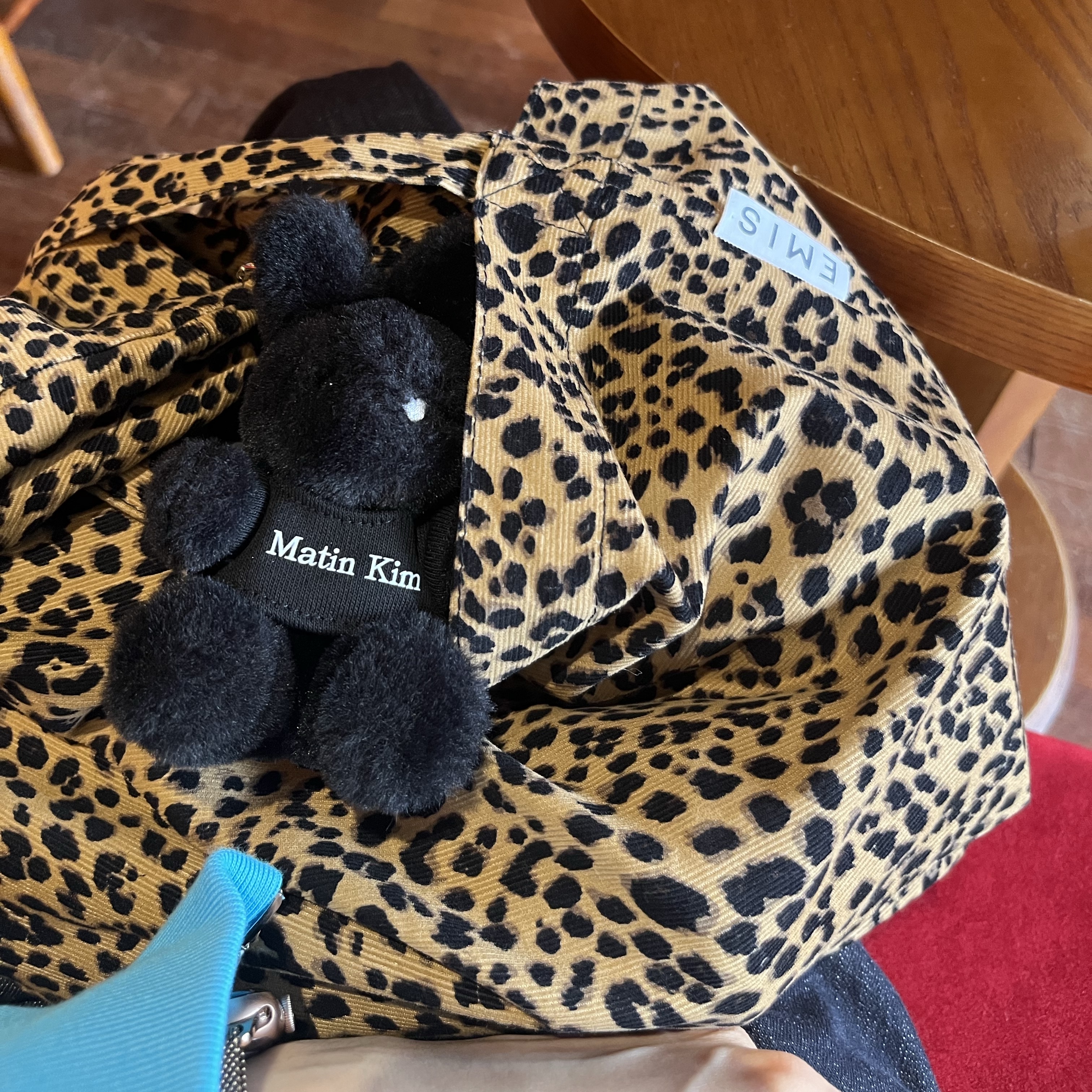 Emis 22Y Leopard Corduroy Eco Bag Brown 착용 스타일