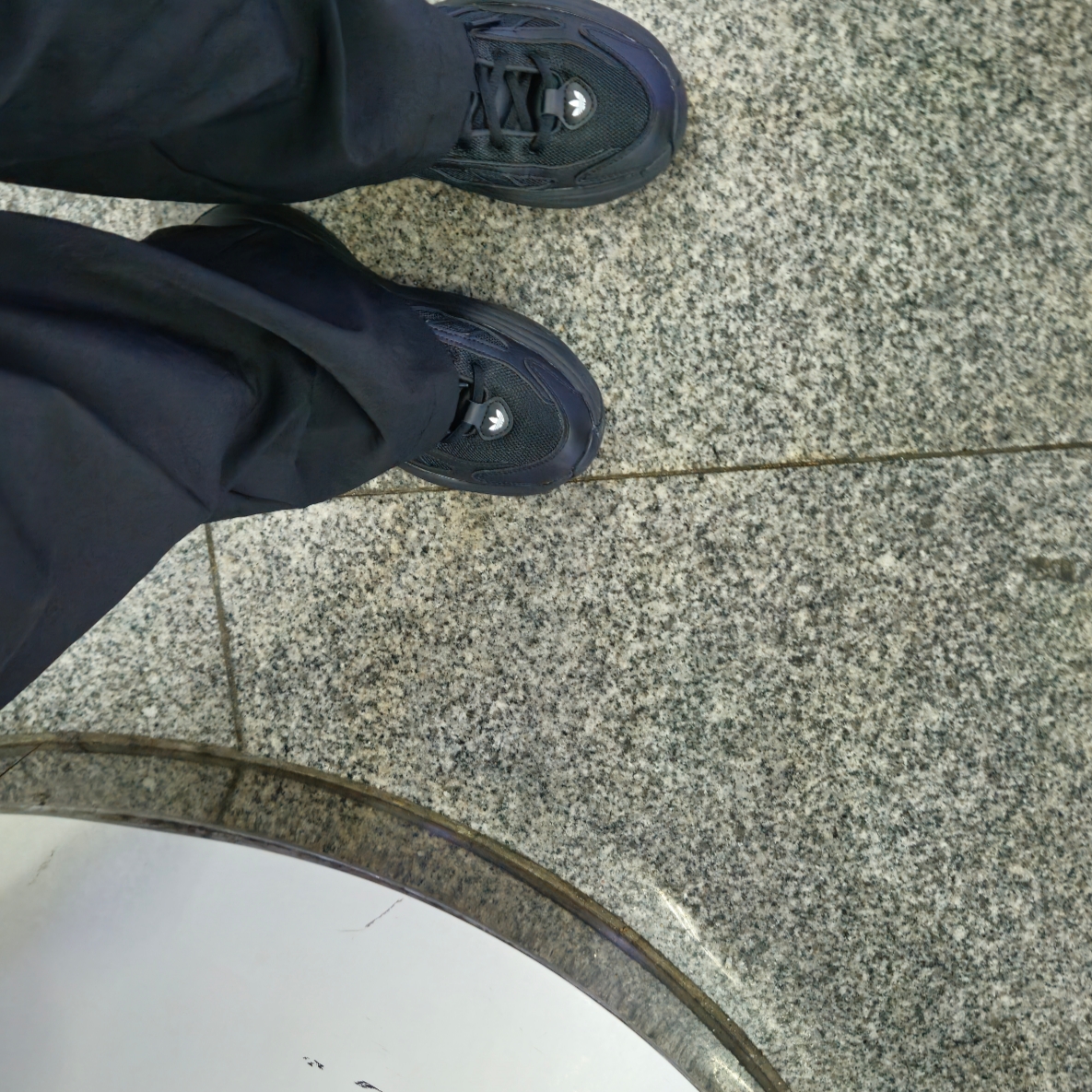 (W) Adidas Ozgaia Core Black 착용 스타일