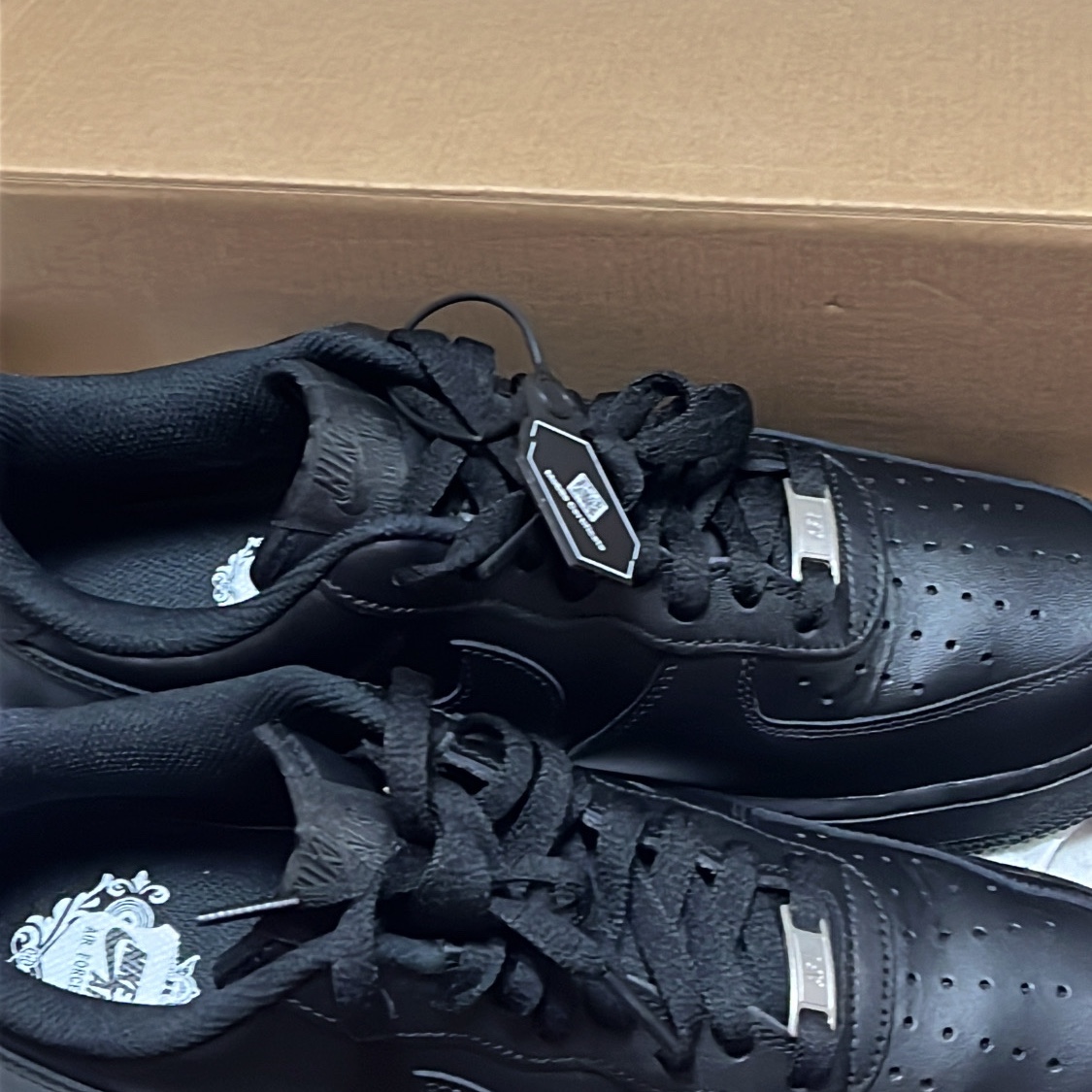 Nike Air Force 1 '07 Low Triple Black 착용 스타일 - 2