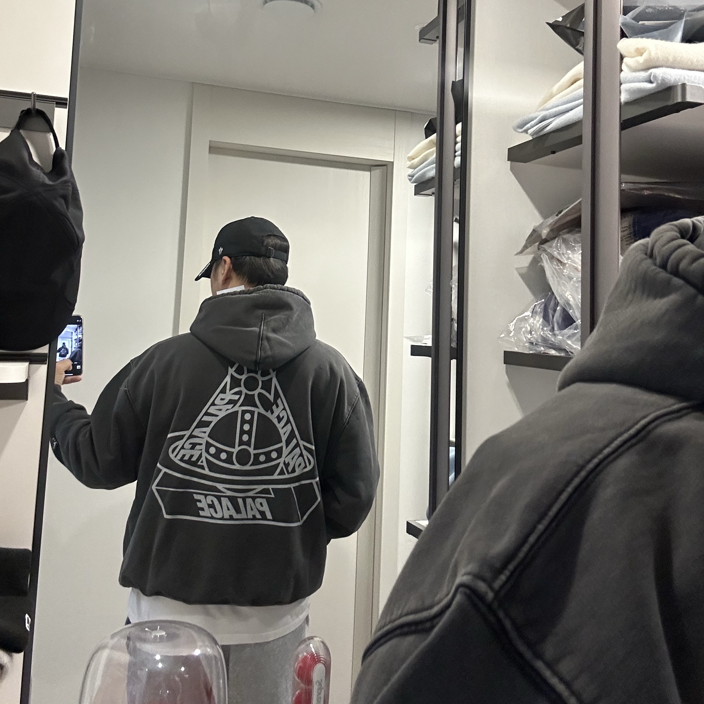 Palace x Vivienne Westwood Hood Black - 24FW 착용 스타일 - 2