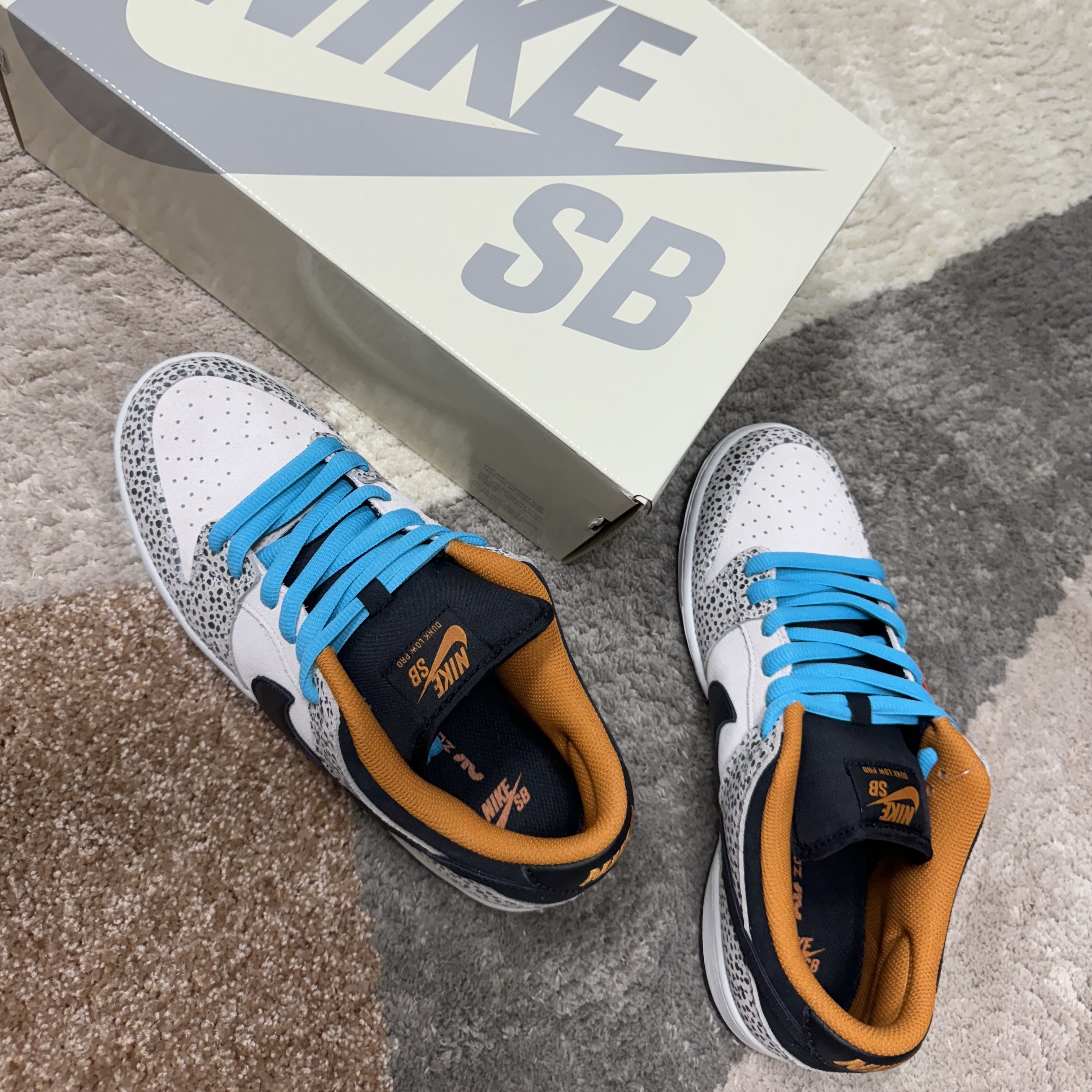 Nike SB Dunk Low Pro Electric Phantom and Black 착용 스타일 - 1