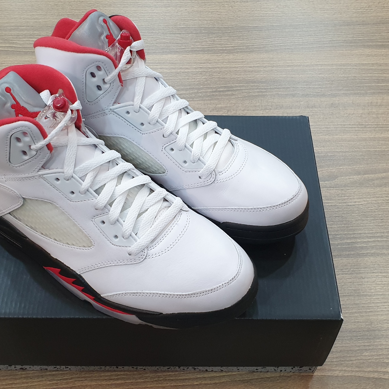 Jordan 5 Retro Fire Red Silver Tongue 2020 착용 스타일 - 3