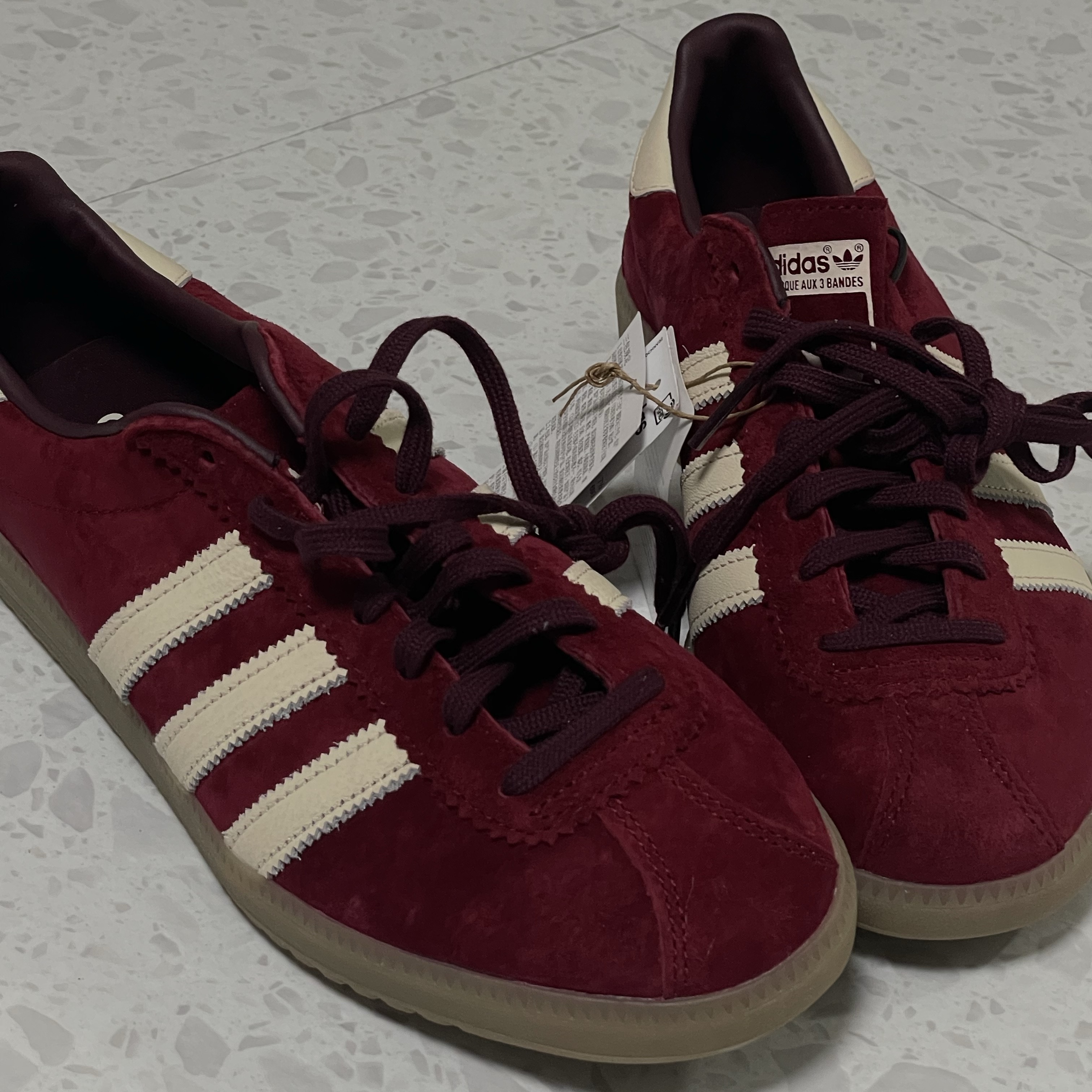 Adidas Bermuda College Burgundy 착용 스타일