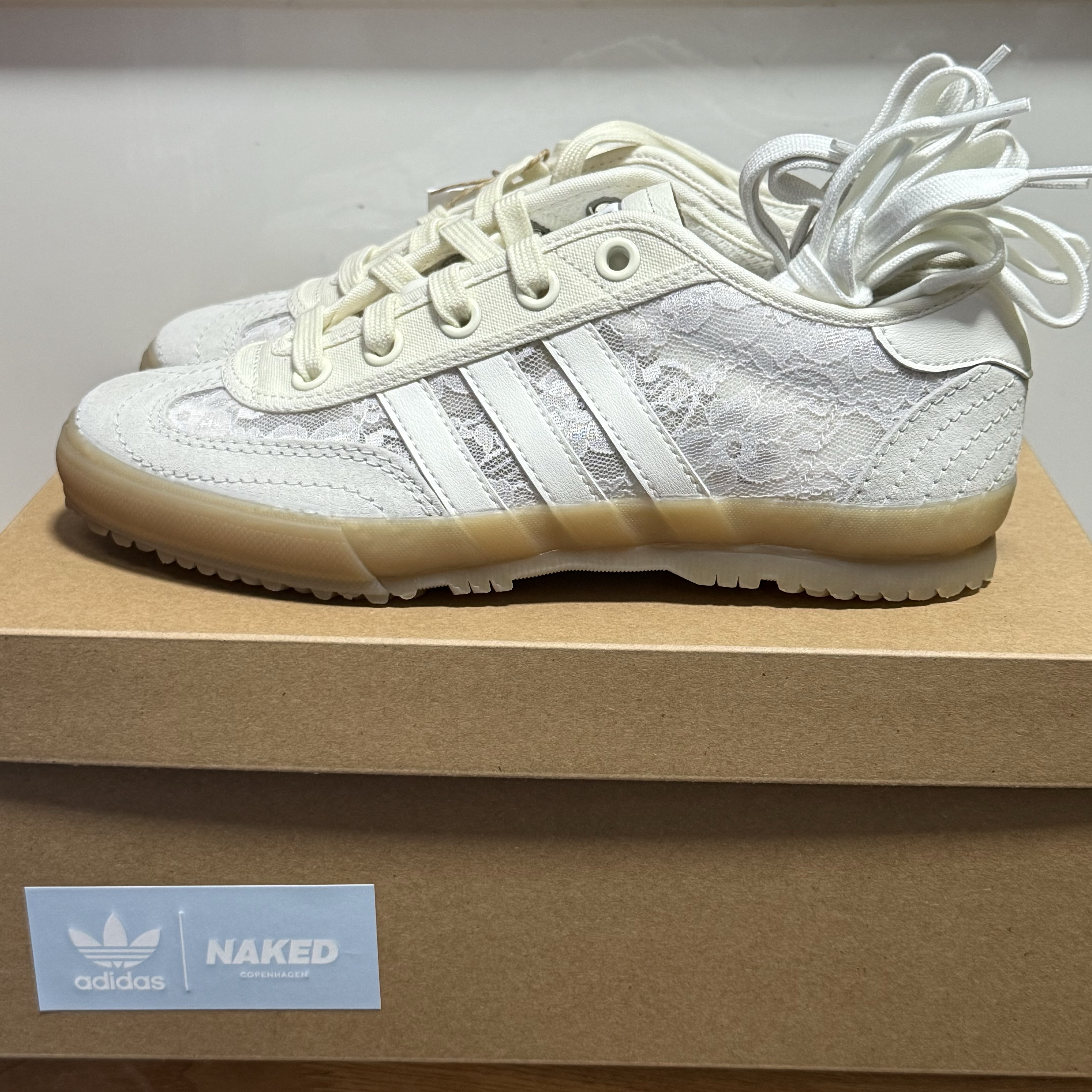 Adidas x Naked Tischtennis White Off White 착용 스타일