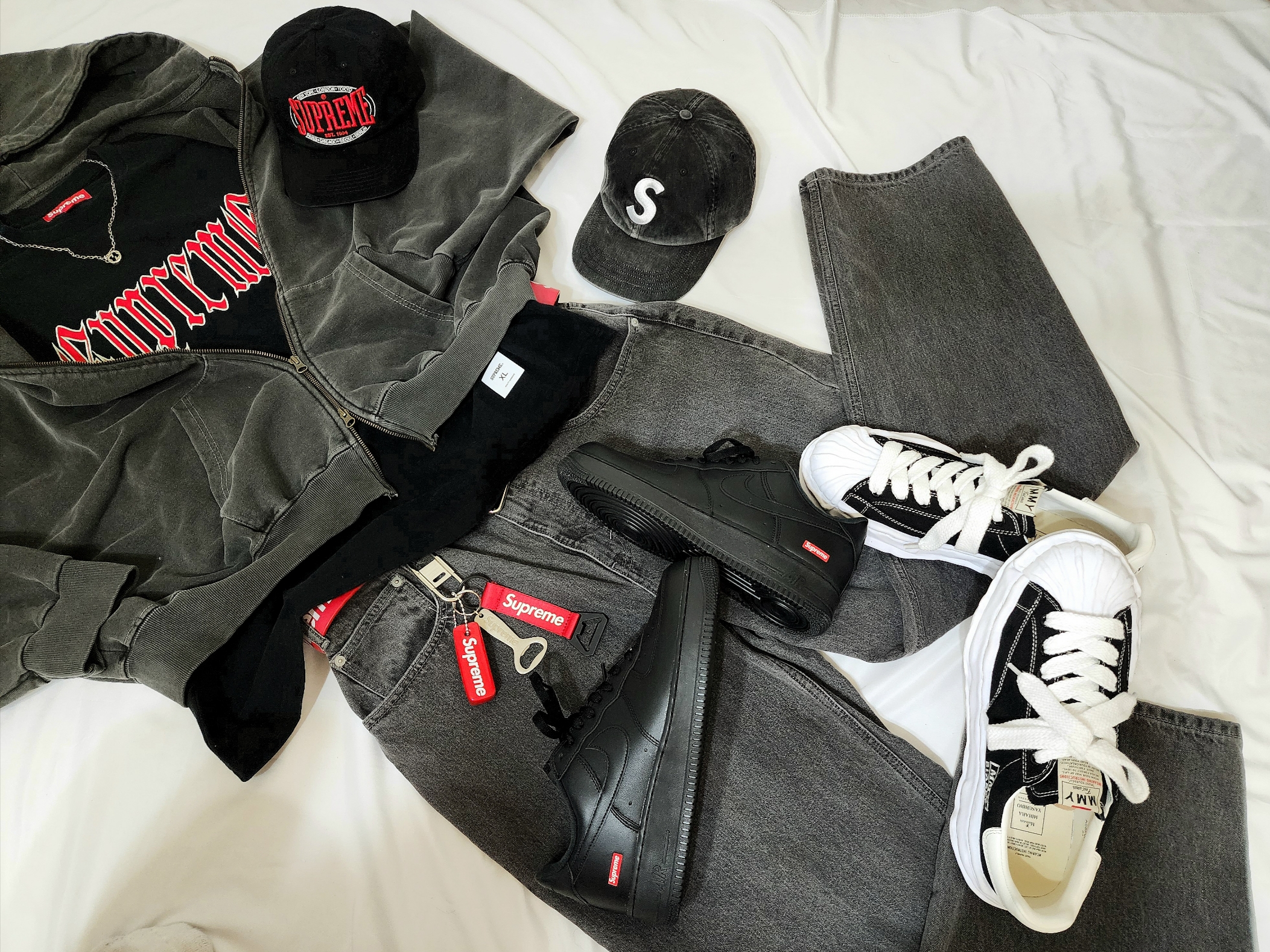 Undermycar Mu.11 Anti Fxxking Logo Play Oversized Pigment Hood Zip-up Gray, Supreme Old English S/S Top Black - 24SS 착용 스타일 - 4
