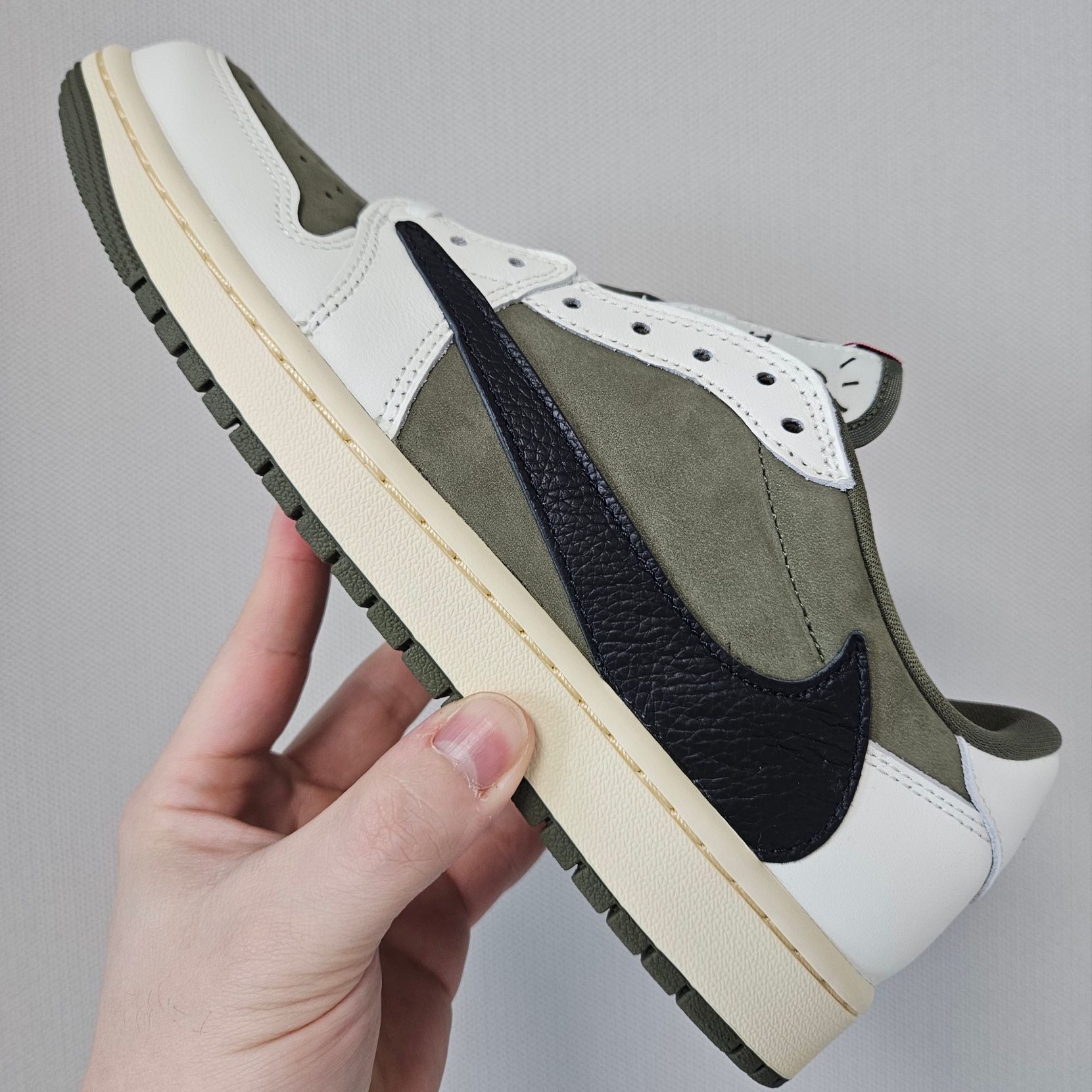 Jordan 1 x Travis Scott Retro Low OG SP Reverse Olive, (TD) Jordan 1 x Travis Scott Retro Low OG SP Reverse Olive 착용 스타일 - 1