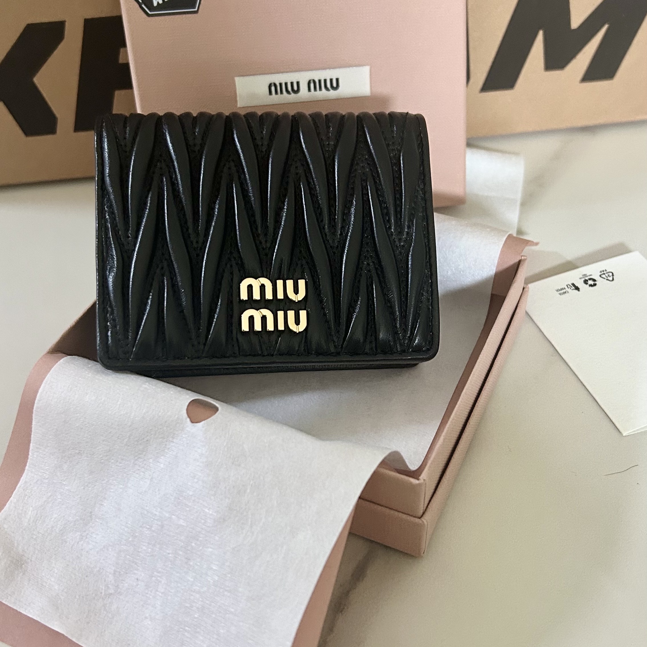 Miu Miu Matelasse Nappa Leather Wallet Black 착용 스타일