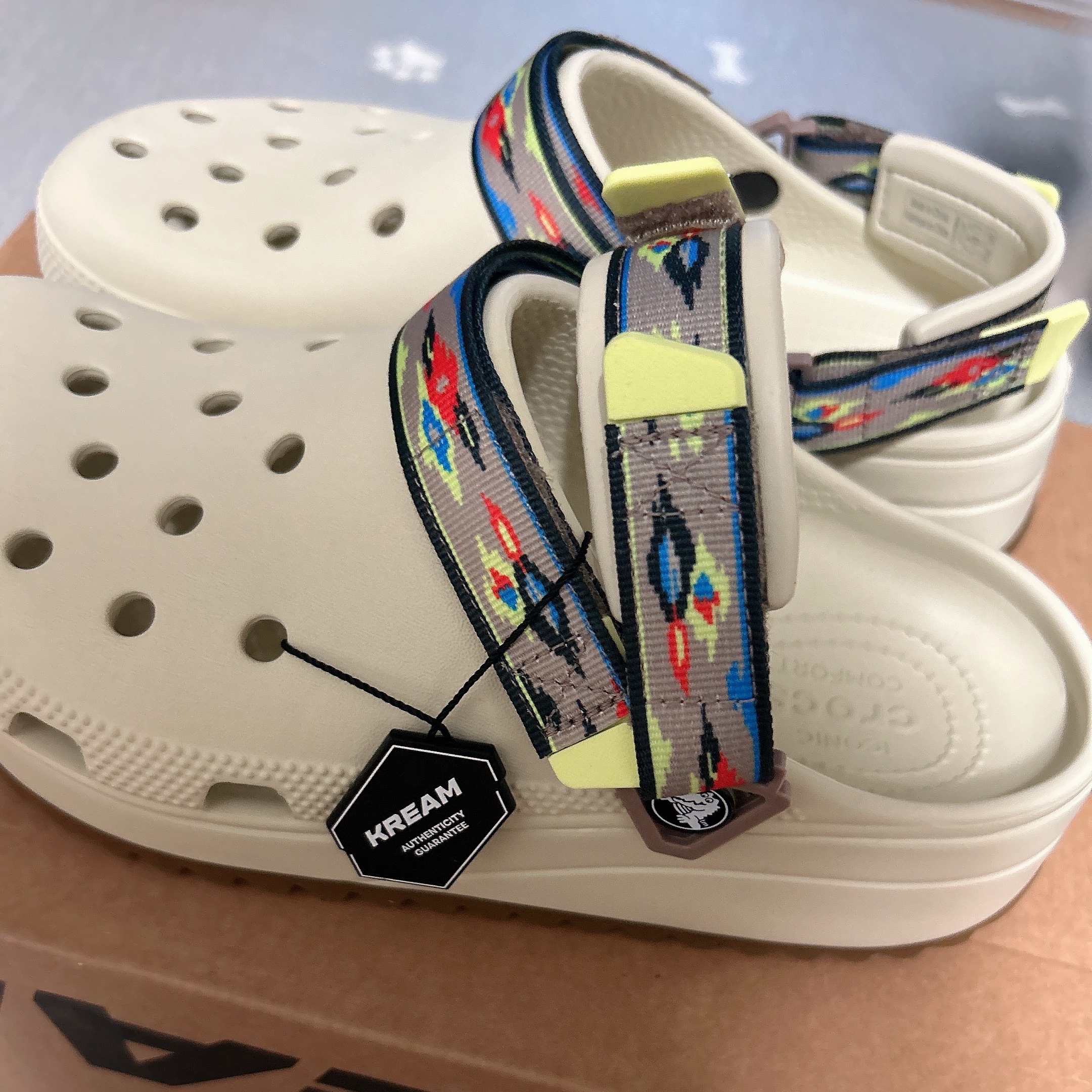 Crocs Classic Hiker Ikat Clog Bone 착용 스타일