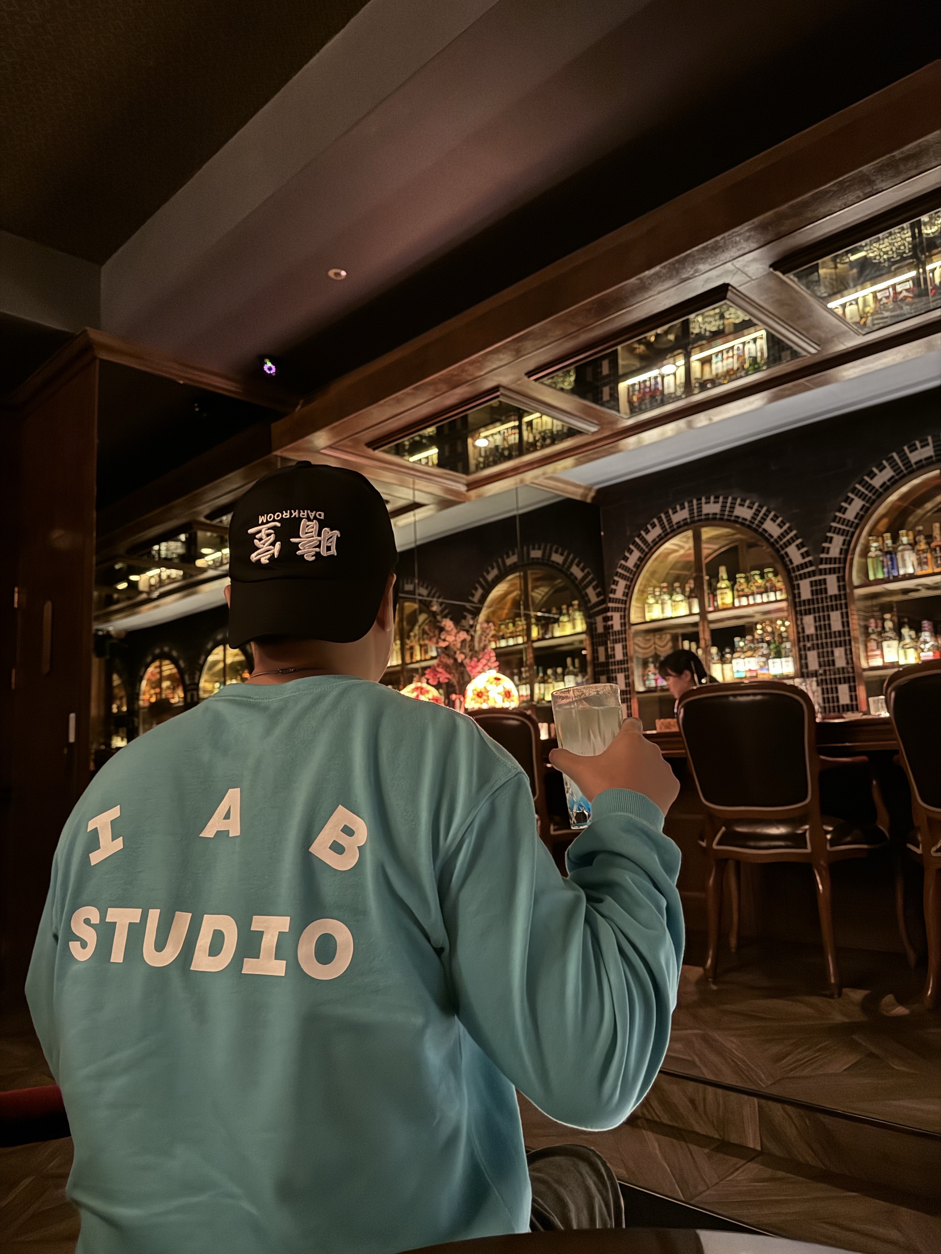 IAB Studio Long Sleeve Mint, Darkr8m Studio Upside Down Silver Logo Cap 착용 스타일 - 1