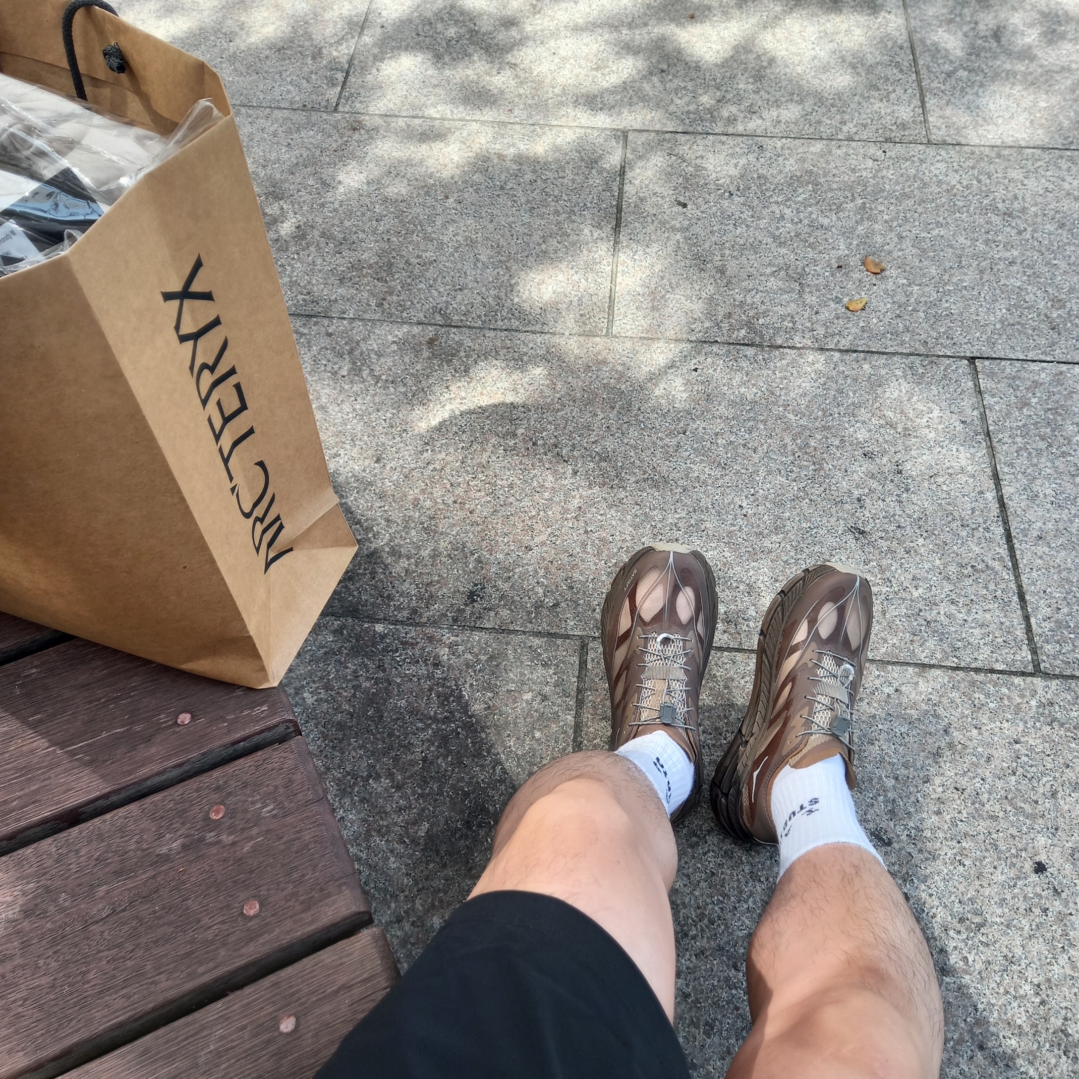 IAB Studio Socks Pack White Black, Hoka x Satisfy Mafate Speed 4 Lite Rubber 착용 스타일 - 2
