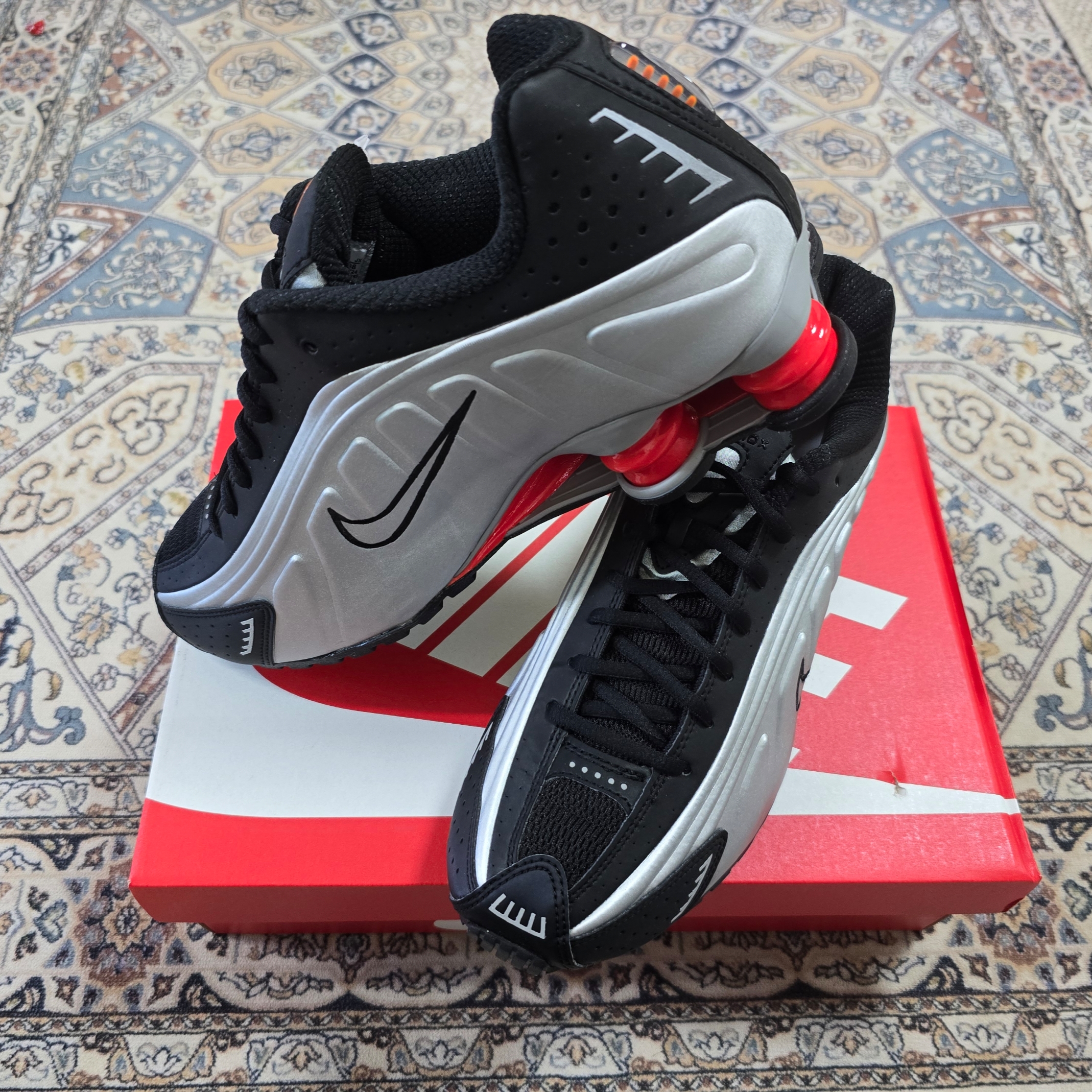 Nike Shox R4 Black and Metallic Silver 착용 스타일 - 1