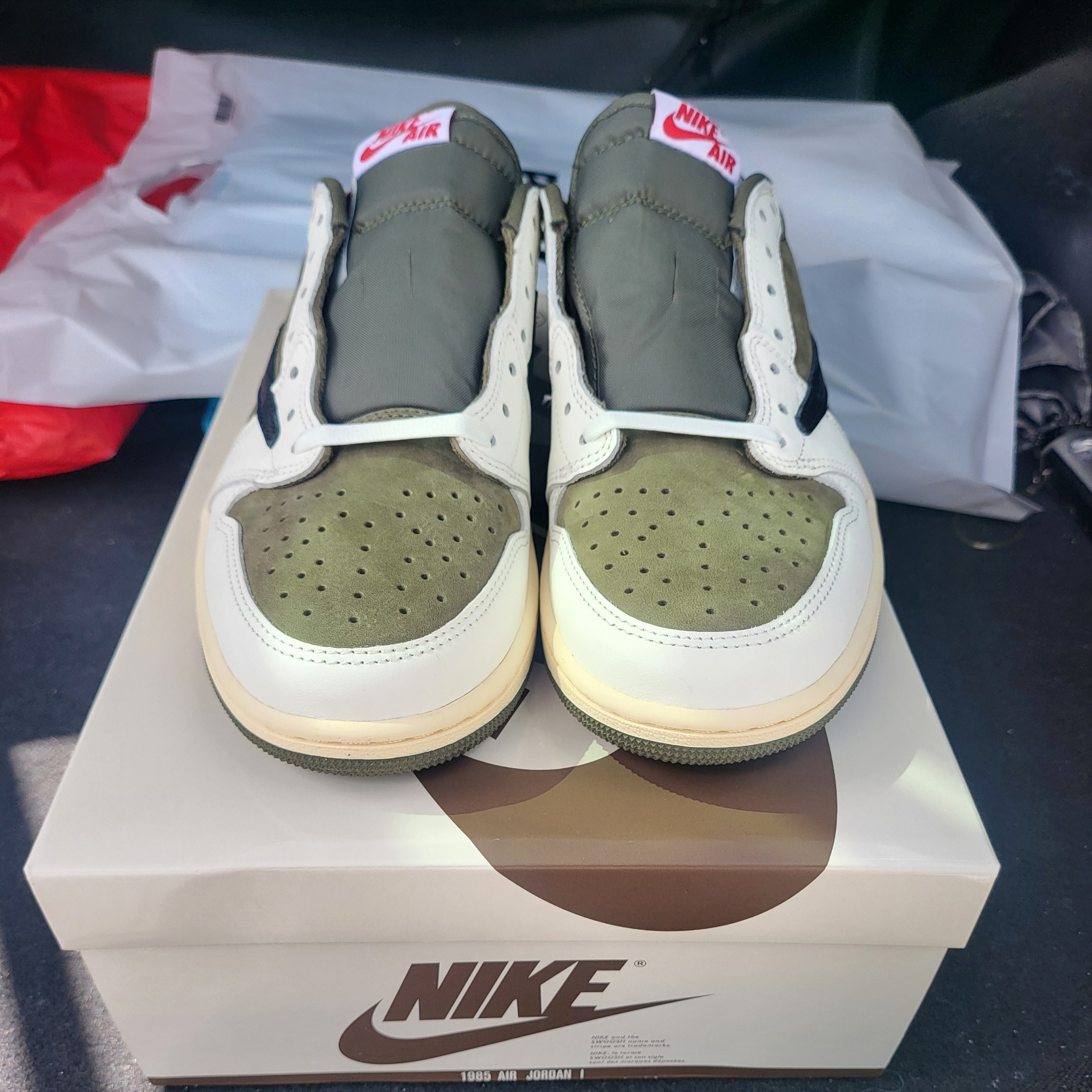 Jordan 1 x Travis Scott Retro Low OG SP Reverse Olive 착용 스타일 - 2