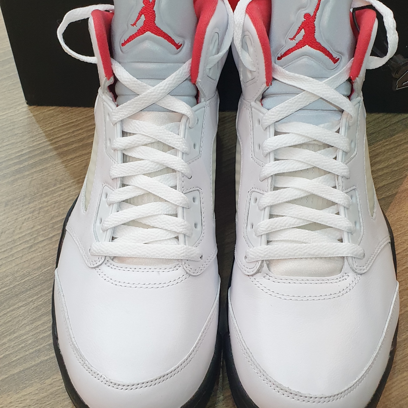 Jordan 5 Retro Fire Red Silver Tongue 2020 착용 스타일 - 4