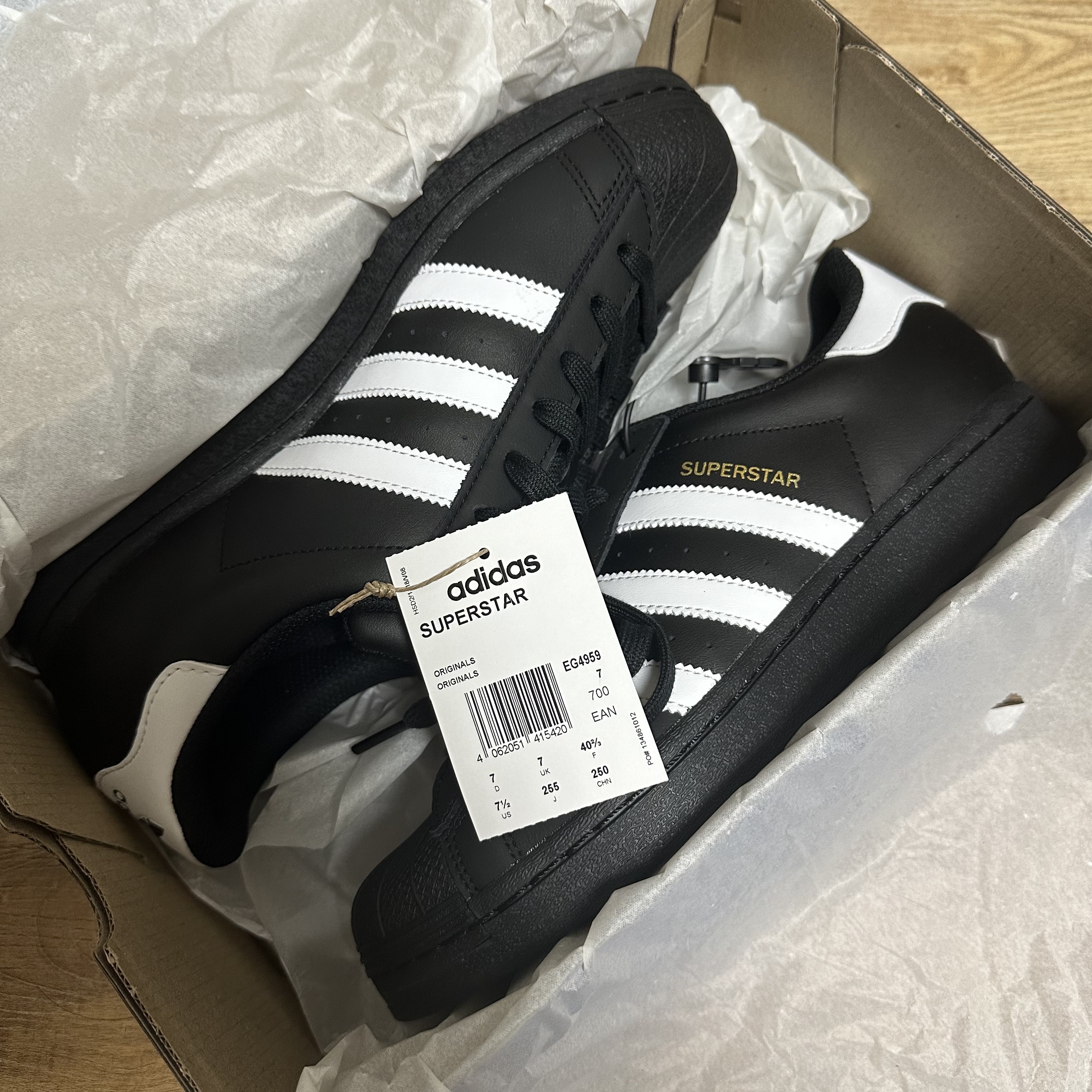 Adidas Superstar Core Black White 착용 스타일