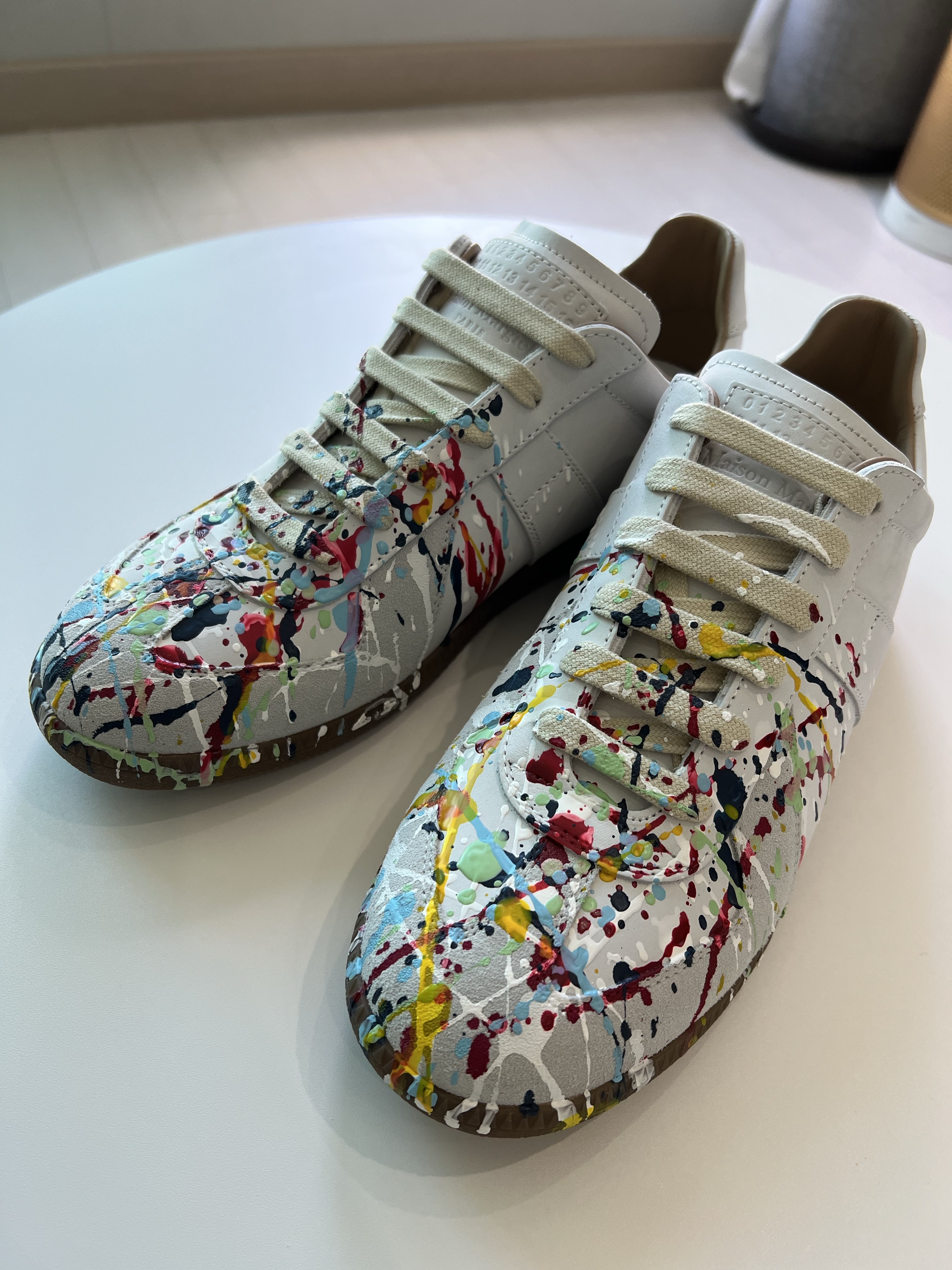 Maison Margiela Replica Paint Drop Sneakers 착용 스타일
