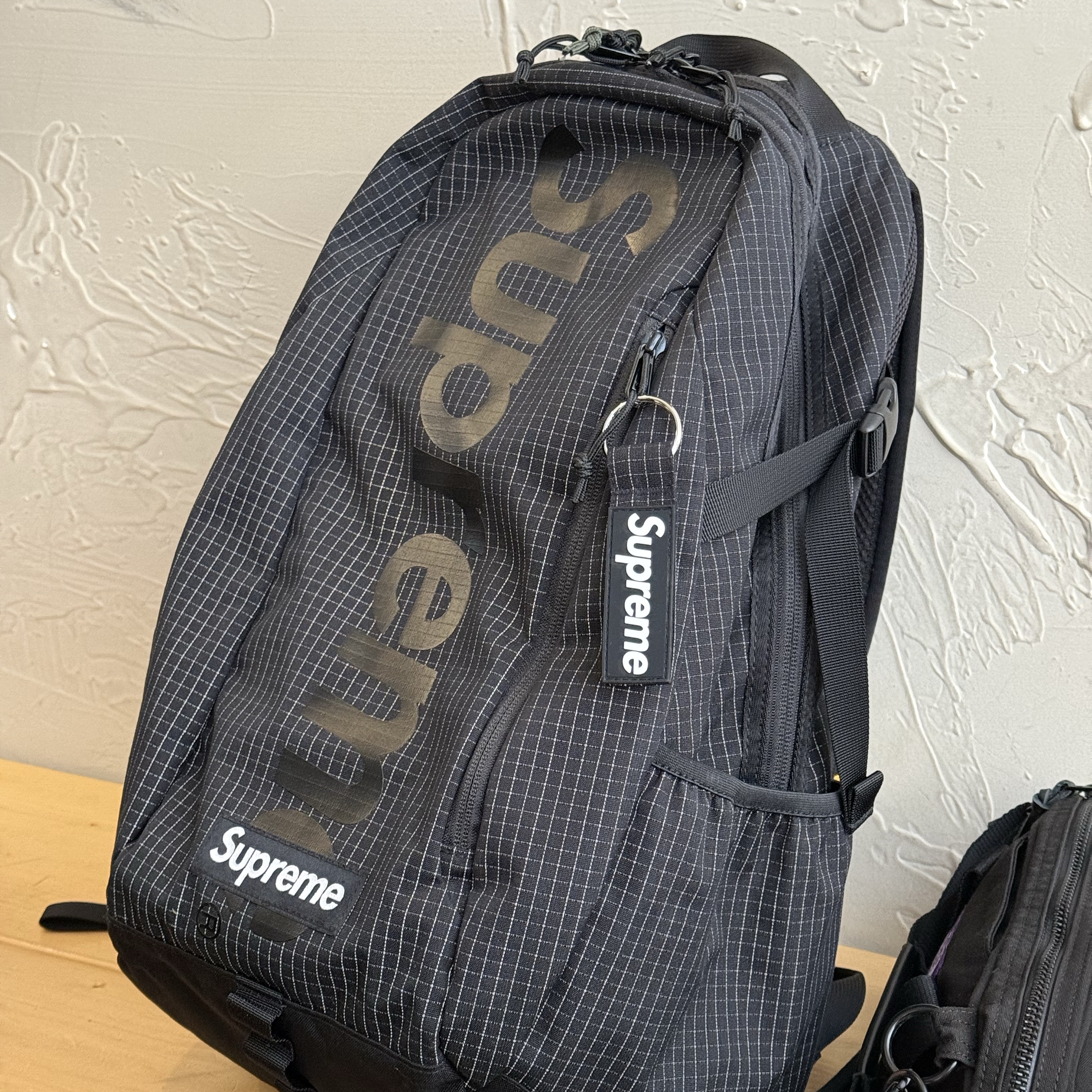 Supreme Backpack Black - 24SS, Supreme Ripstop Keychain Black - 24SS 착용 스타일